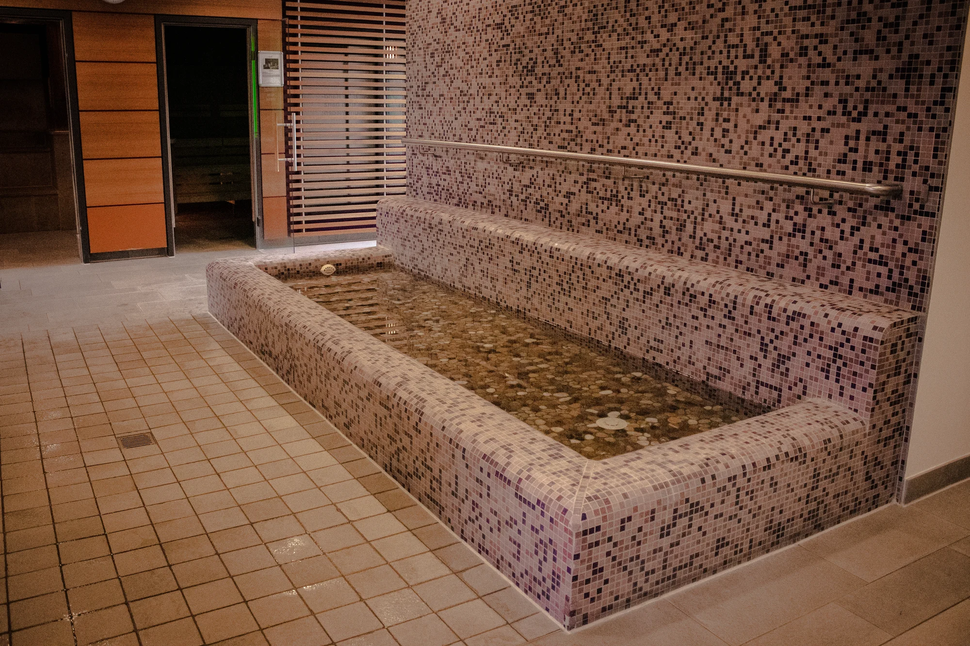 Relax pro 2 osoby: vstup do vodního a wellness světa, poukaz do restaurace i masáž