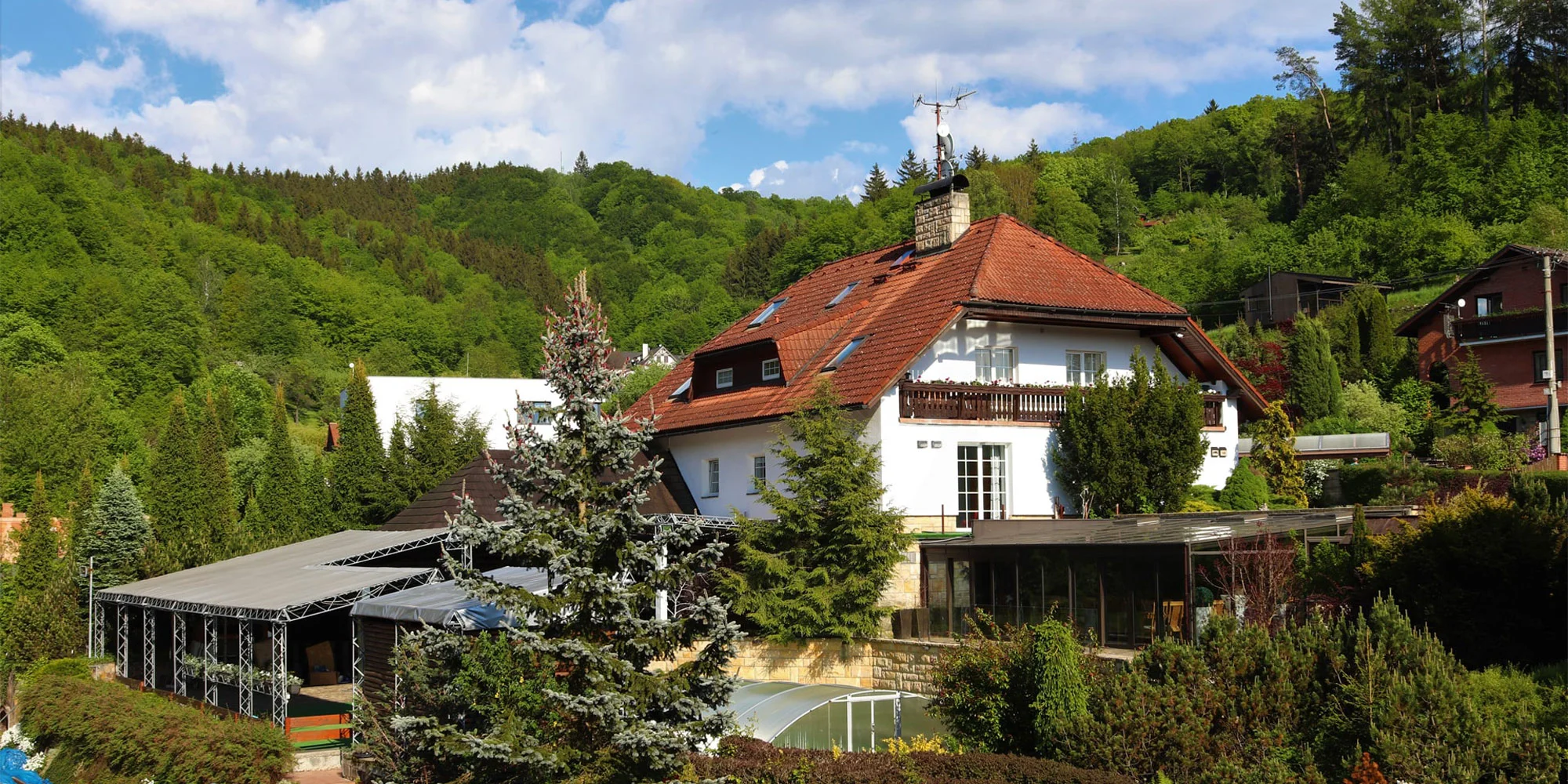 Dovolená v Beskydech ve valašské jurtě či dřevěné chatičce: možnost snídaně, sauny či koupacího sudu a bazén