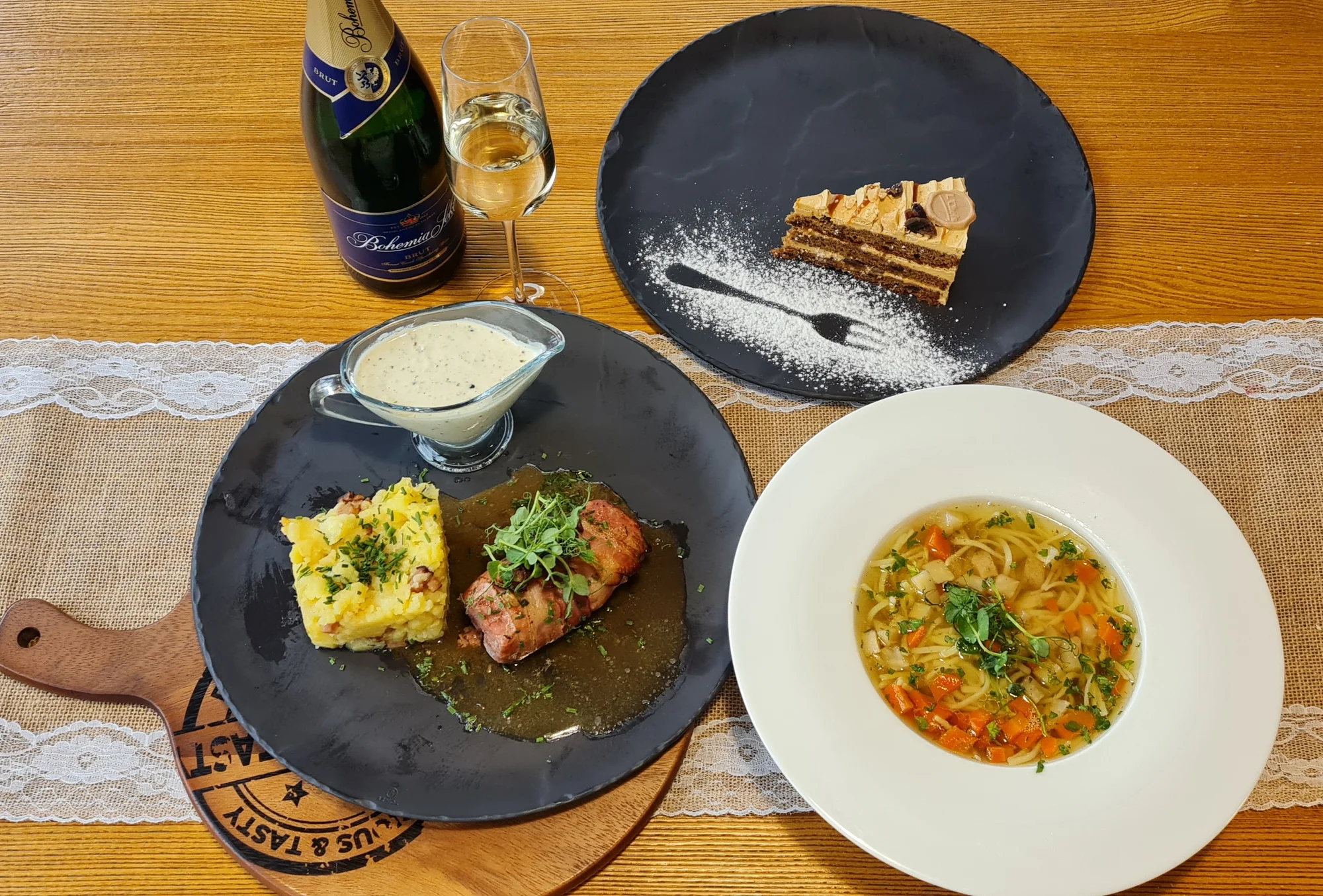 Ve všední dny za relaxací: 2 hodiny ve venkovním wellness i 3chodové menu pro 2 osoby