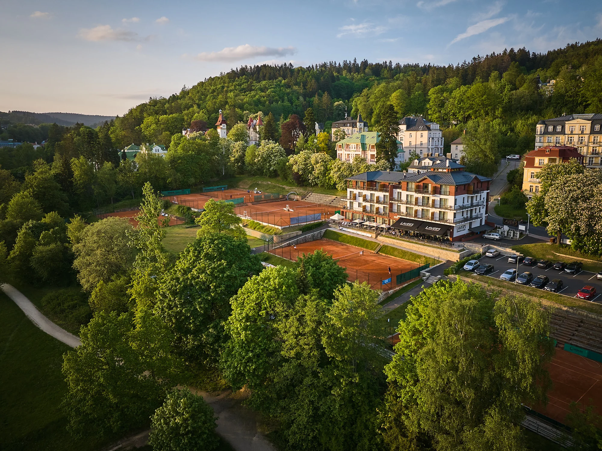 4* pobyt v centru Mariánských Lázní: snídaně či polopenze, neomezeně wellness i možnost masáže a procedur