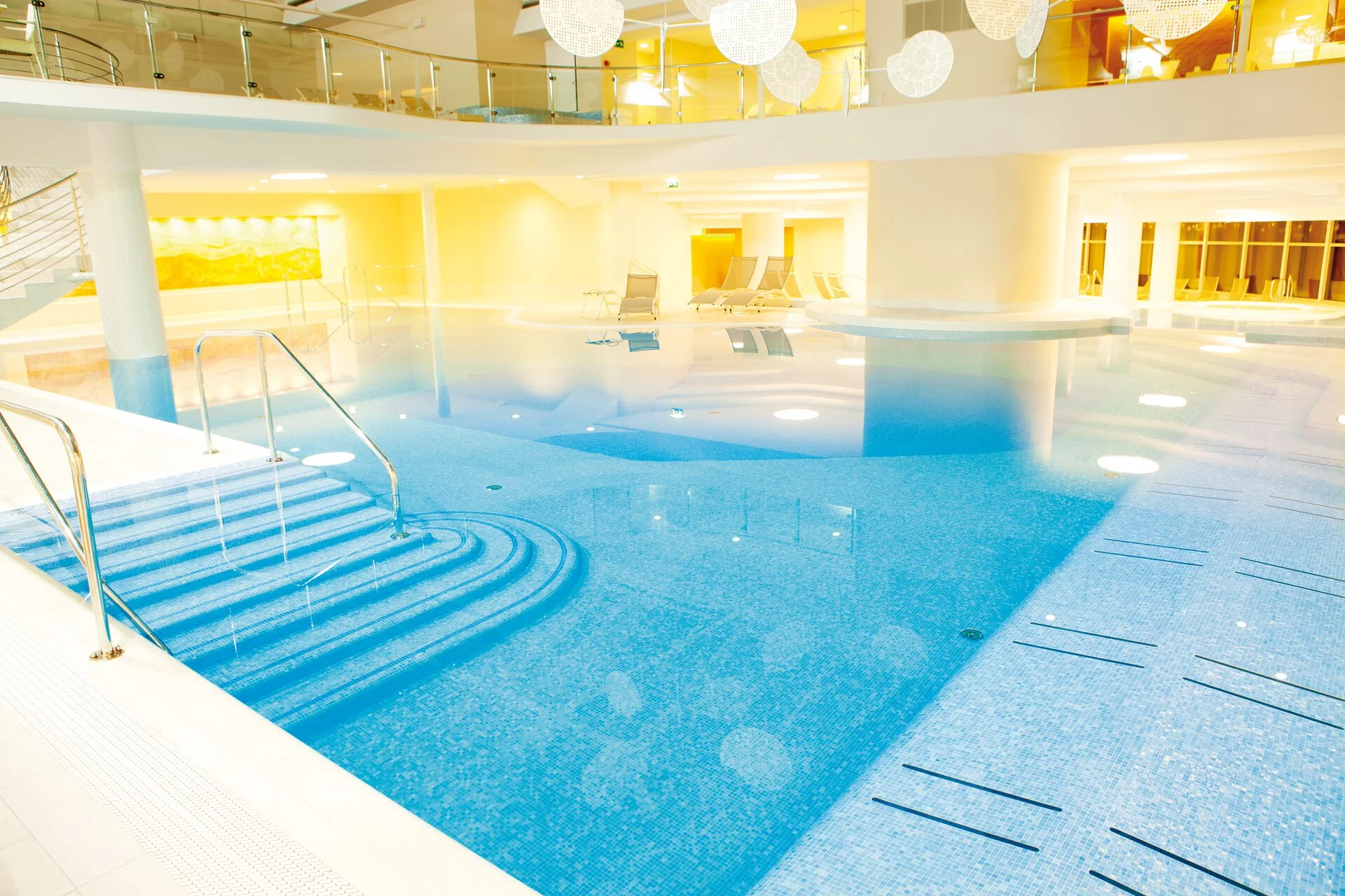4* dovolená v Portoroži: hotel se soukromou pláží, polopenzí a bazény