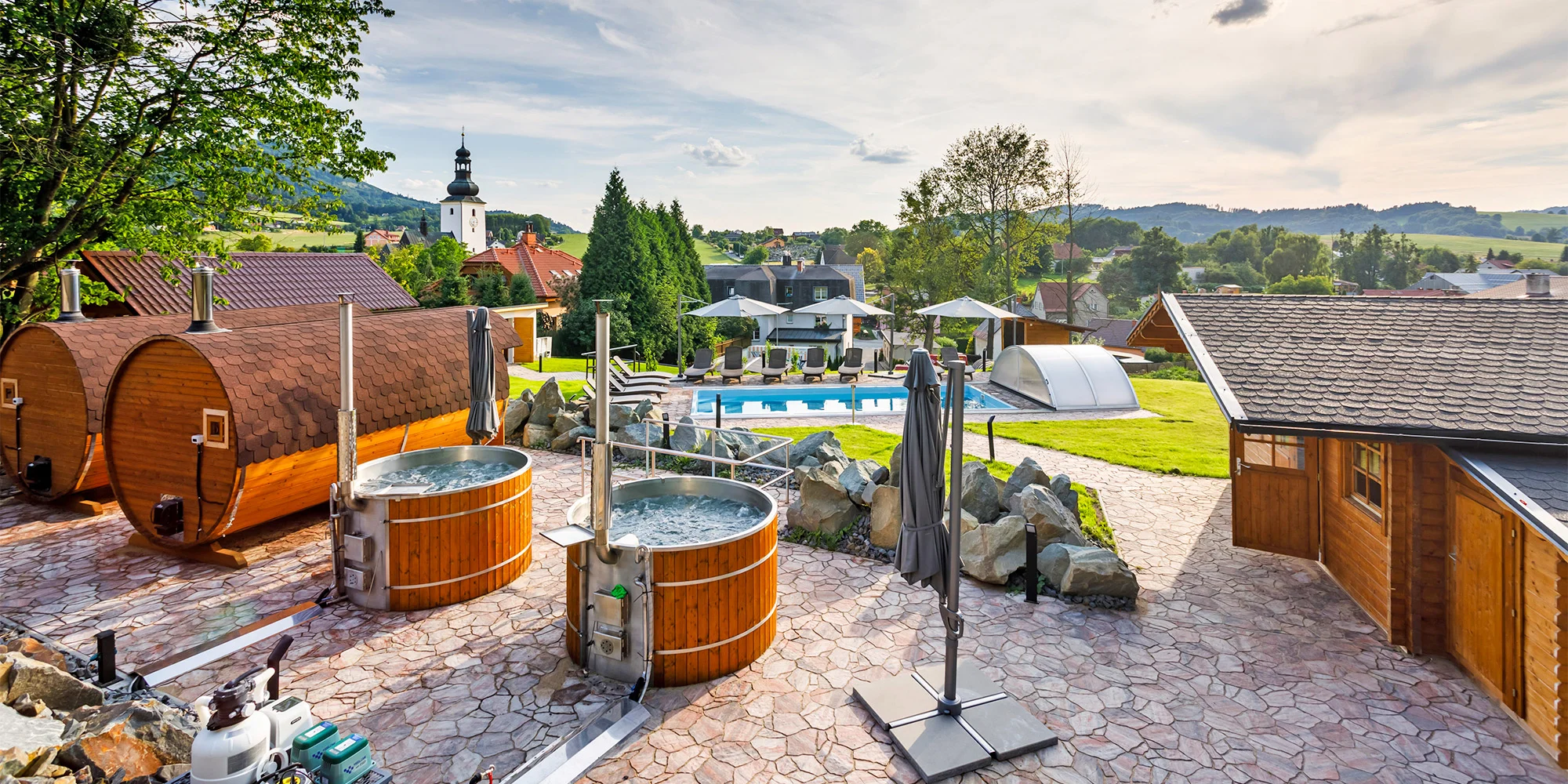 Ve všední dny za relaxací: 2 hodiny ve venkovním wellness i 3chodové menu pro 2 osoby