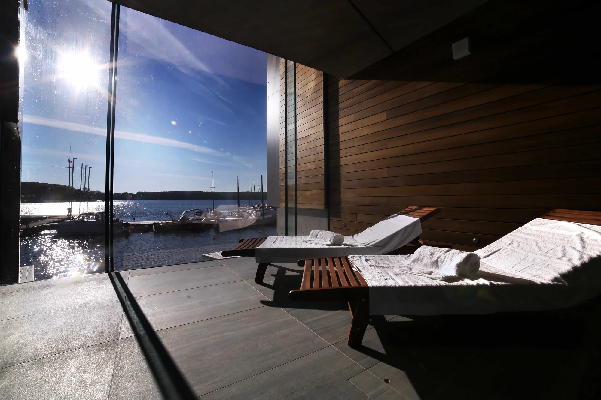 Boží pobyt se snídaní či polopenzí a neomezeným wellness v luxusním hotelu na břehu jezera