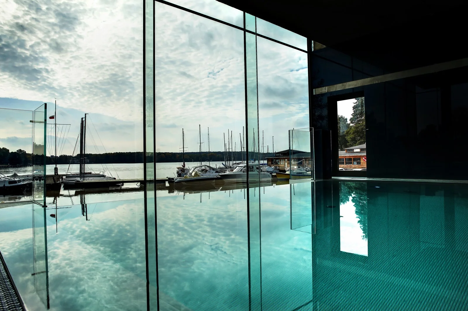 Boží pobyt se snídaní či polopenzí a neomezeným wellness v luxusním hotelu na břehu jezera