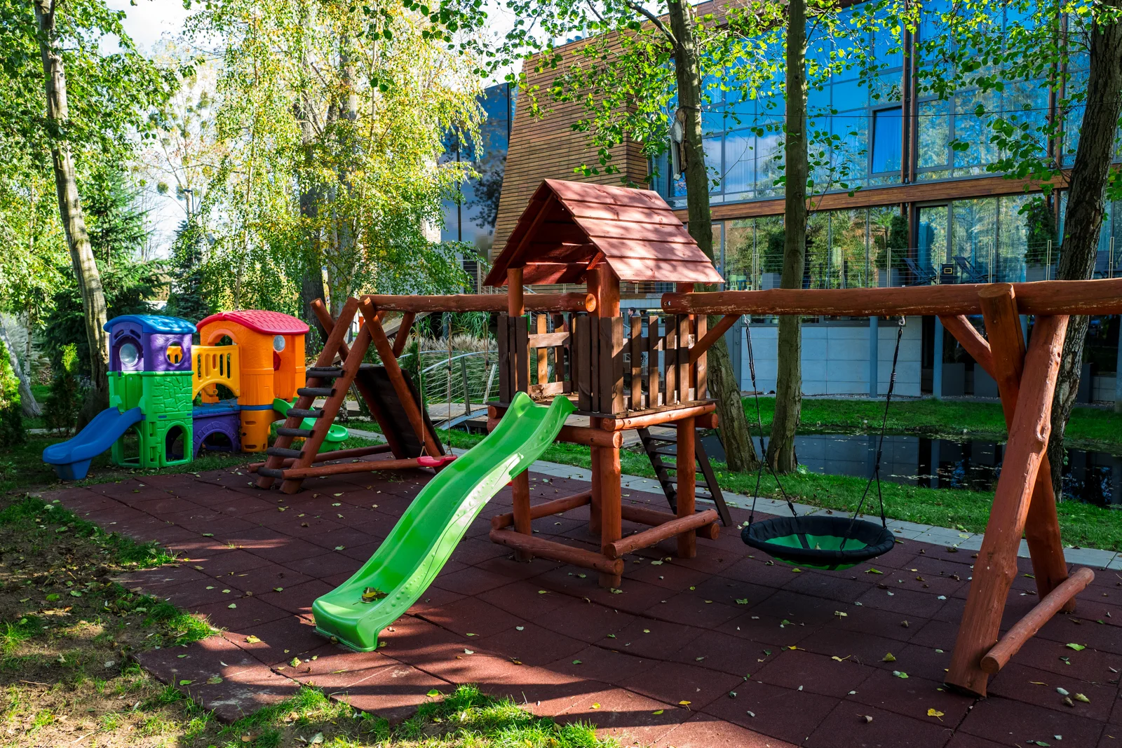 Boží pobyt se snídaní či polopenzí a neomezeným wellness v luxusním hotelu na břehu jezera