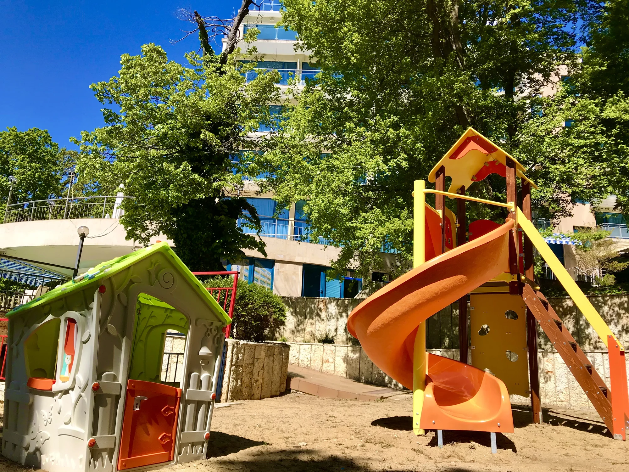All inclusive dovolená v Bulharsku: apartmány pro páry i rodiny, bazén, animace i děti zdarma