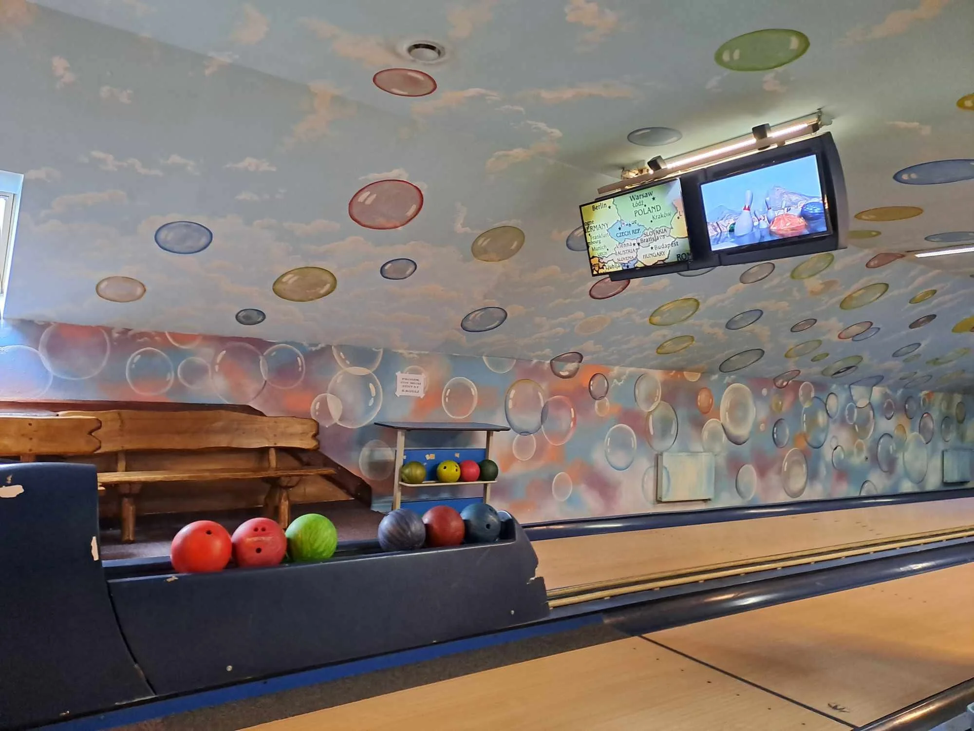 Masové i sýrové prkno a 1 hod. bowlingu až pro 6 osob: žebírka, řízky i smažené sýry