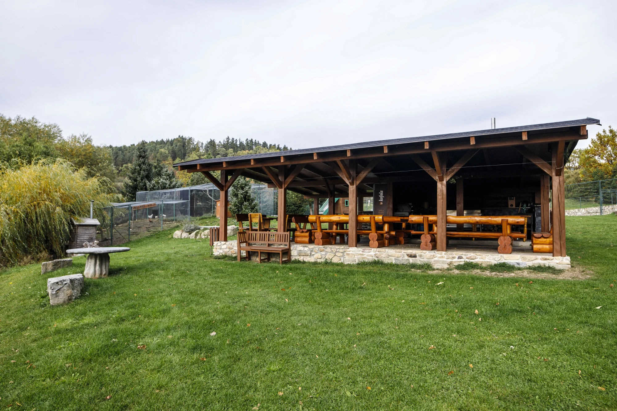 Pobyt ve středních Čechách: možnost stravy, rybaření i minizoo