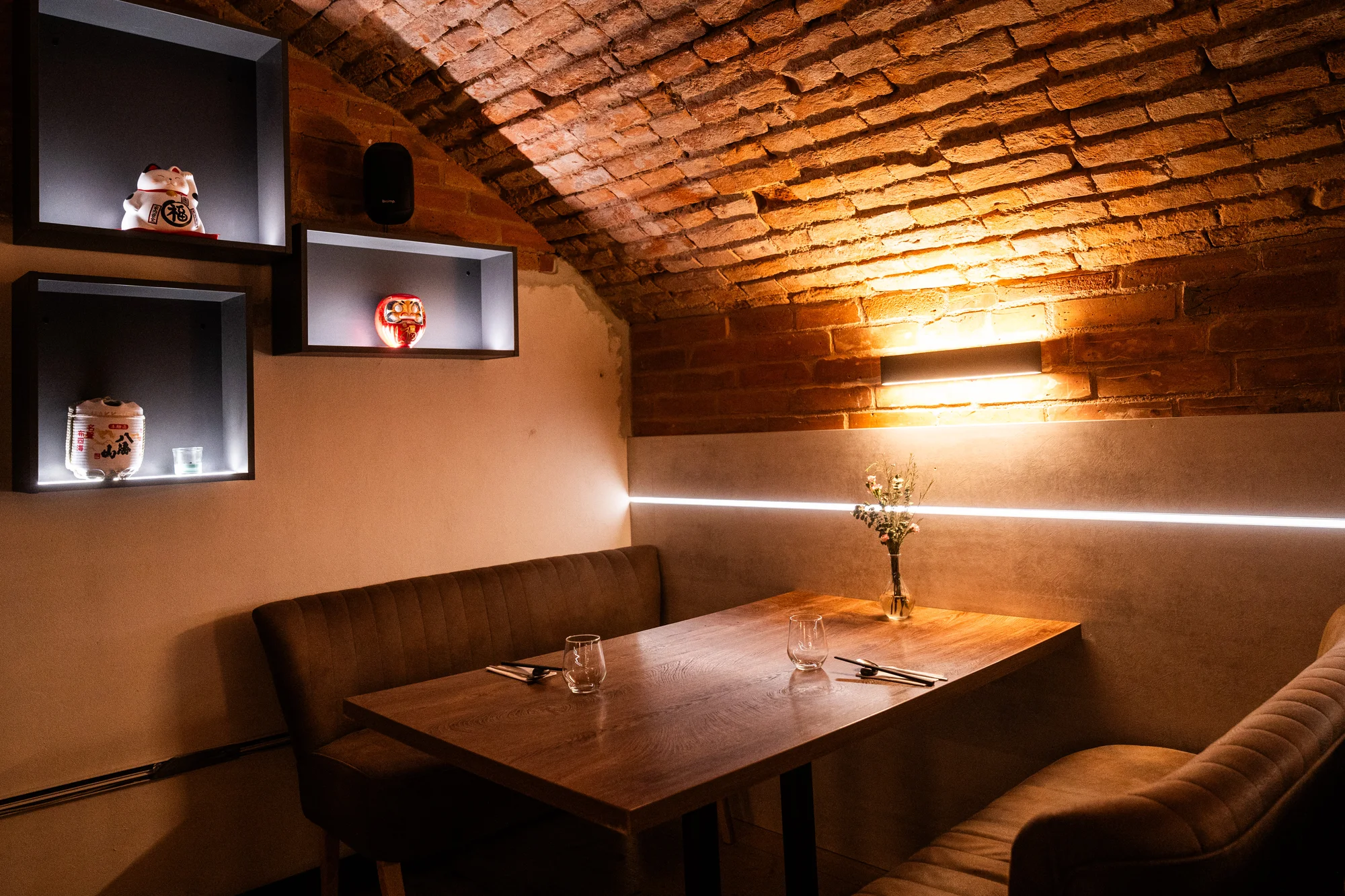 Vícechodové menu i sushi ve vyhlášené japonsko-korejské restauraci pro 2 osoby