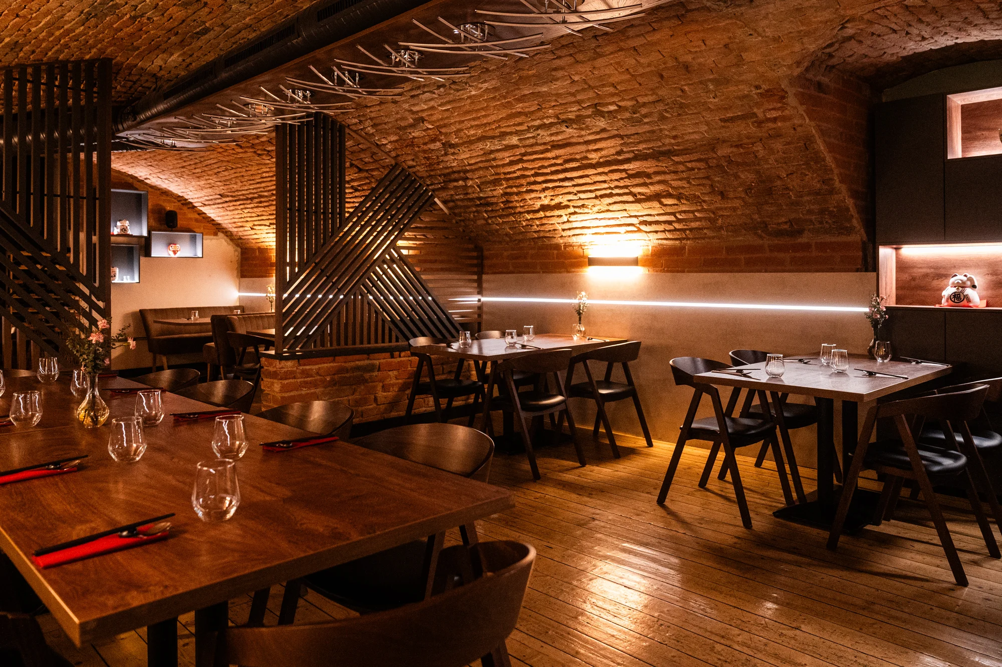 Vícechodové menu i sushi ve vyhlášené japonsko-korejské restauraci pro 2 osoby