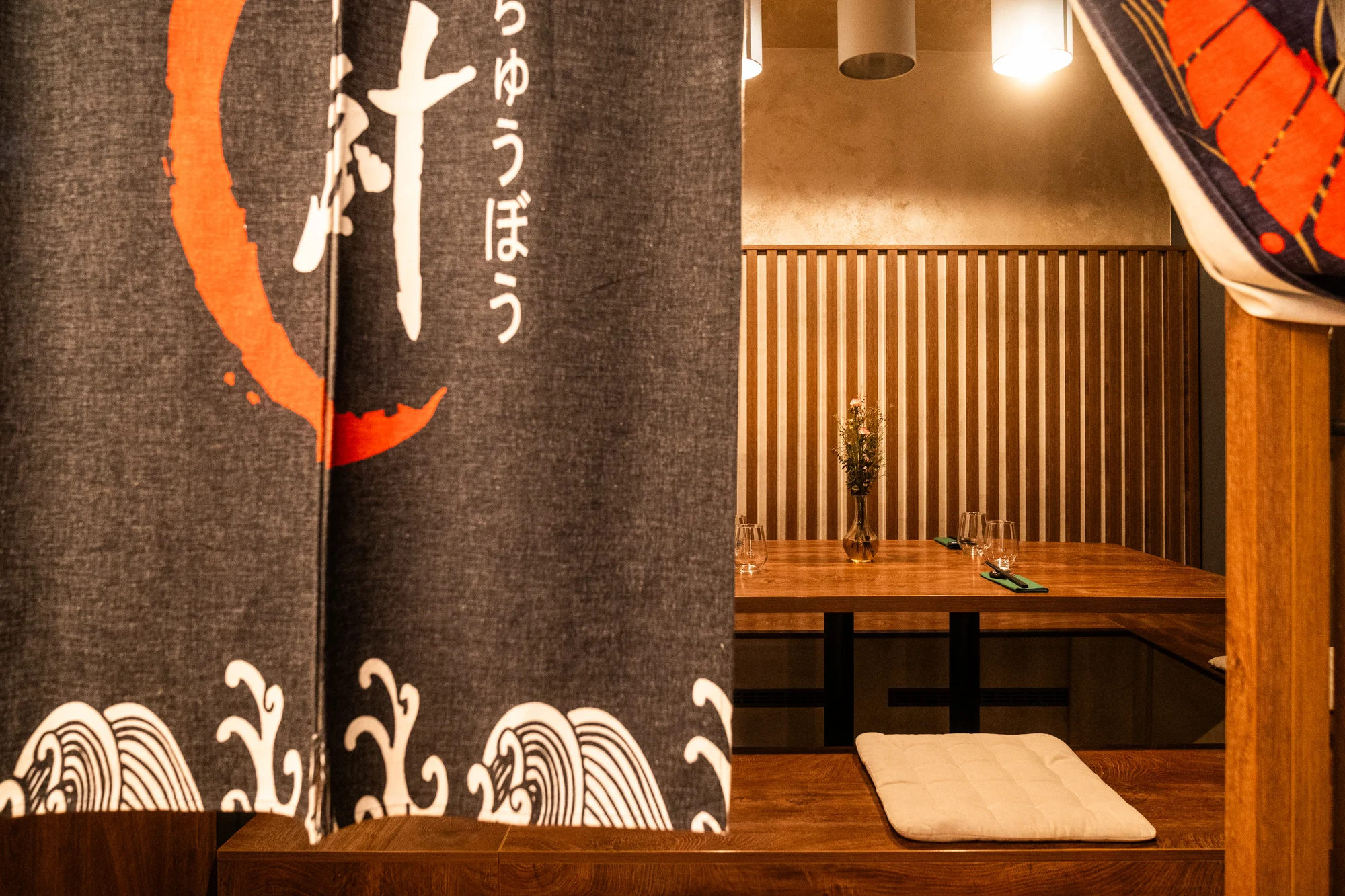 Vícechodové menu i sushi ve vyhlášené japonsko-korejské restauraci pro 2 osoby