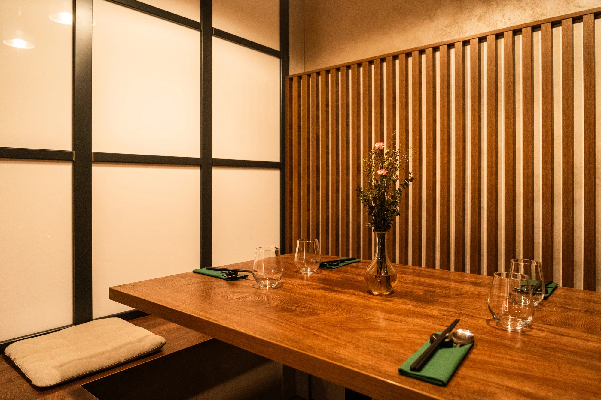 Vícechodové menu i sushi ve vyhlášené japonsko-korejské restauraci pro 2 osoby
