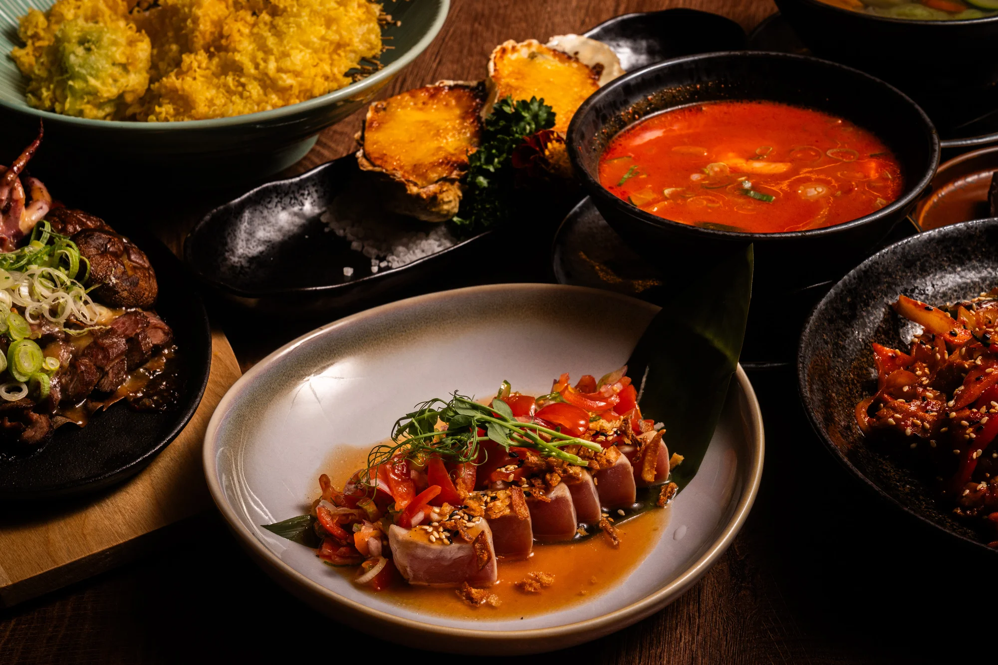 Vícechodové menu i sushi ve vyhlášené japonsko-korejské restauraci pro 2 osoby