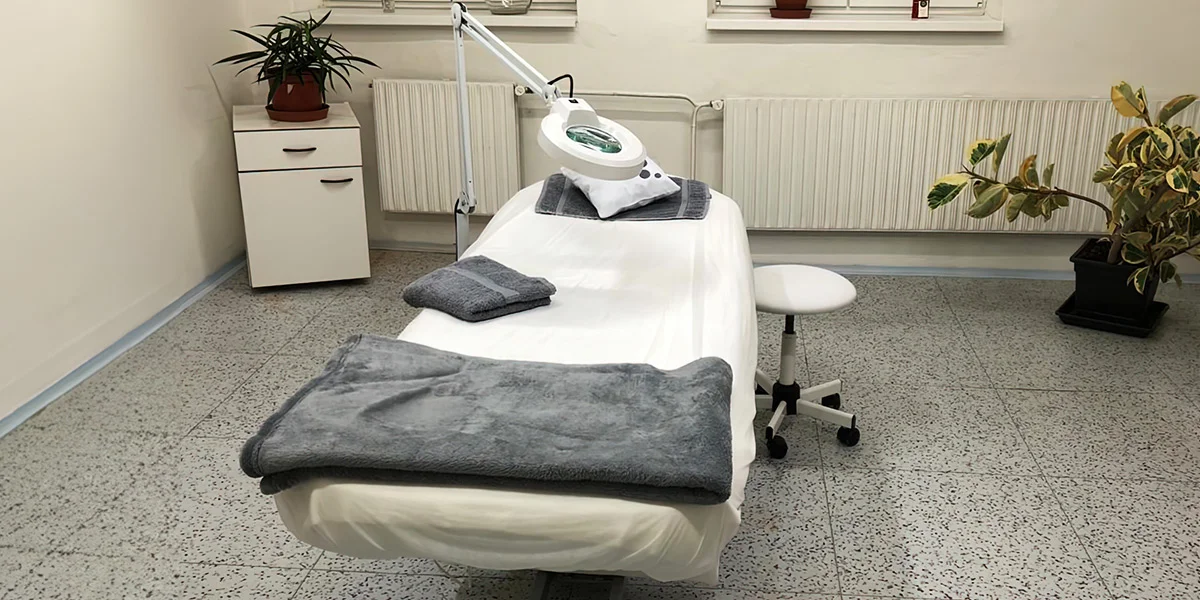 Kosmetické ošetření dle výběru: péče s čistěním, regenerací nebo chemickým peelingem