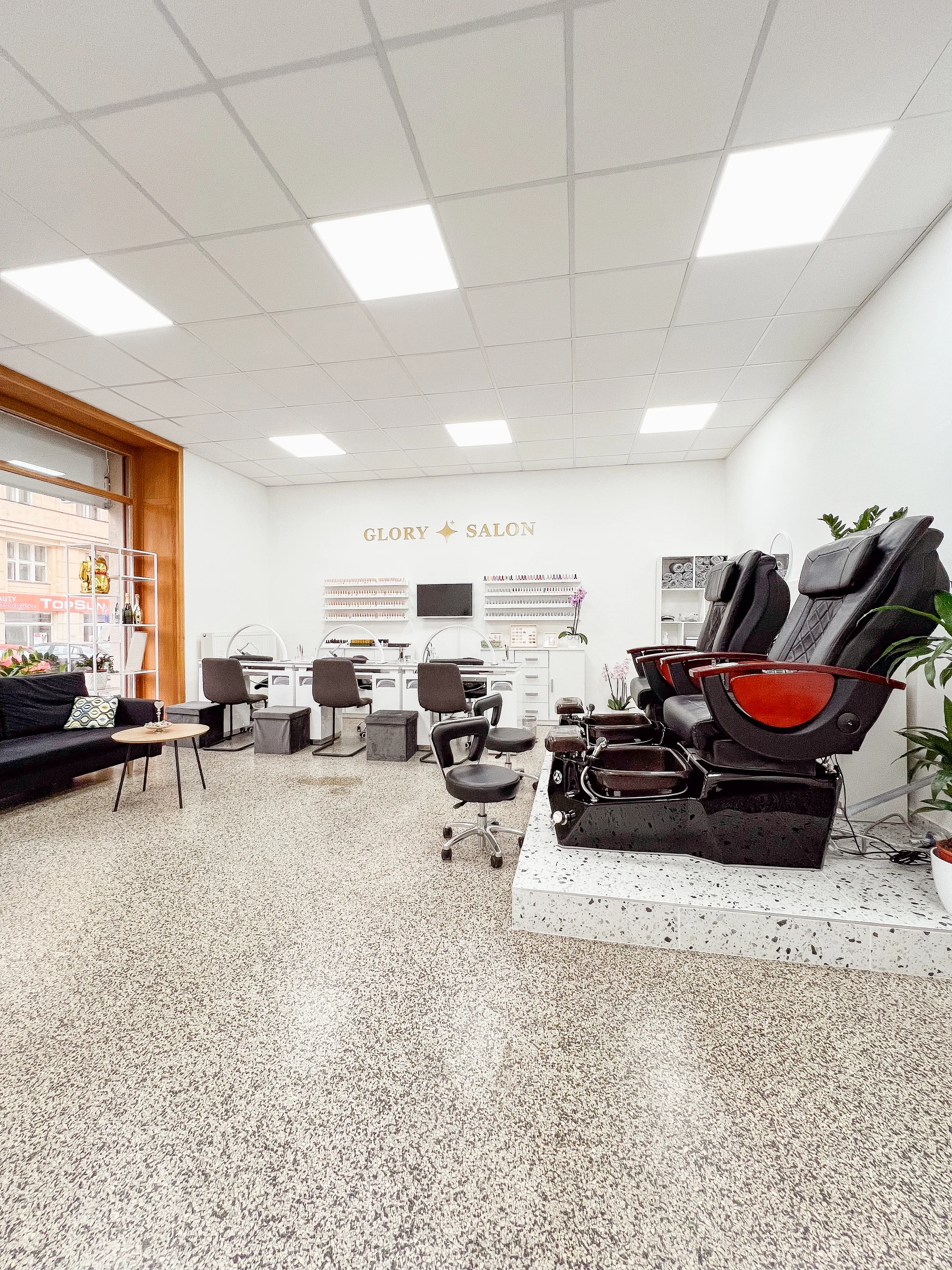 Střih s barvou, melírem i balayage pro všechny délky vlasů