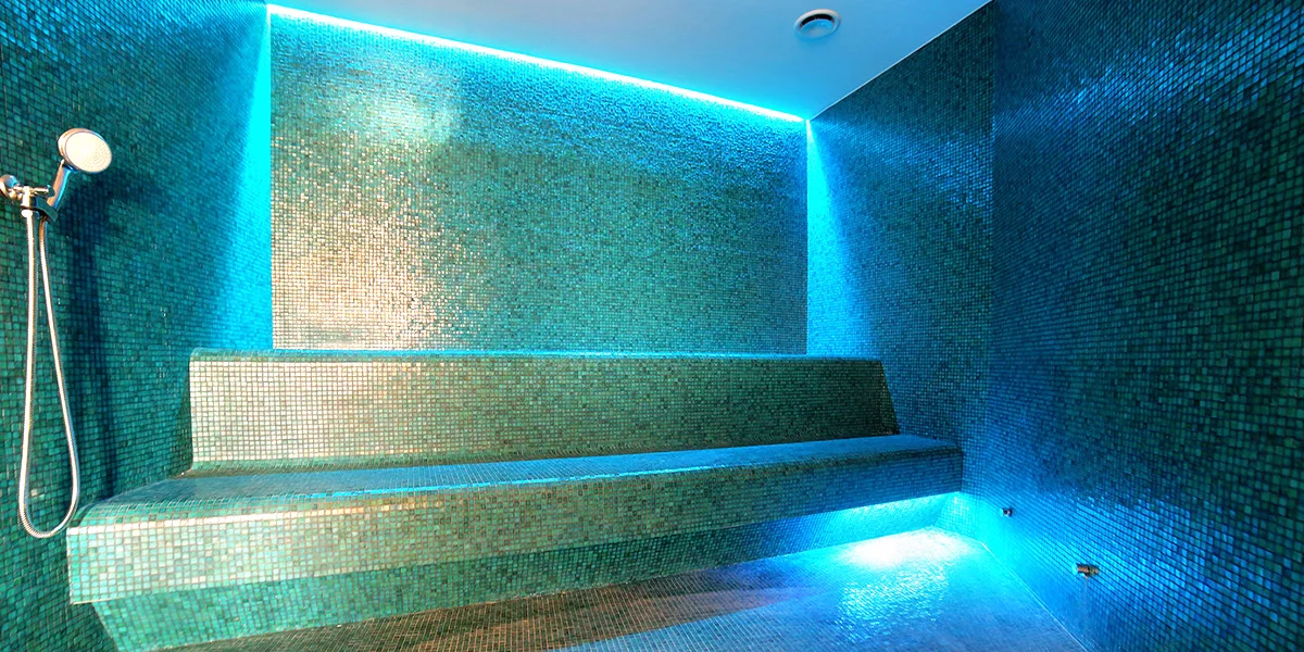 Boží pobyt se snídaní či polopenzí a neomezeným wellness v luxusním hotelu na břehu jezera