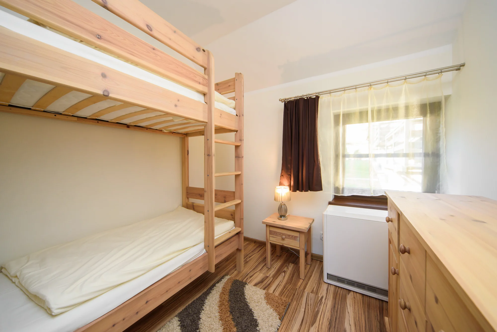 Moderní apartmány pod Śnieżnikiem: wellness, snídaně a zázemí pro rodiny s dětmi