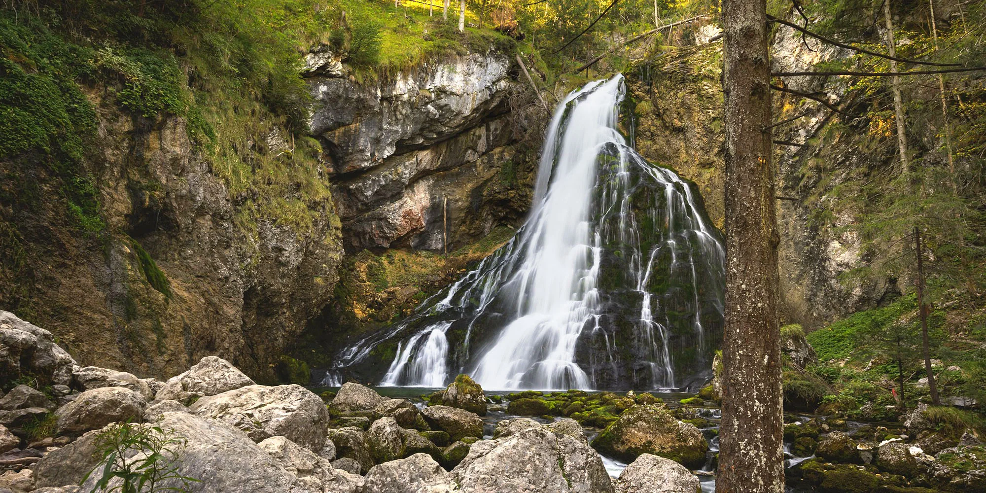 Výlet do Rakouska: největší ledová jeskyně na světě a dvoustupňový vodopád