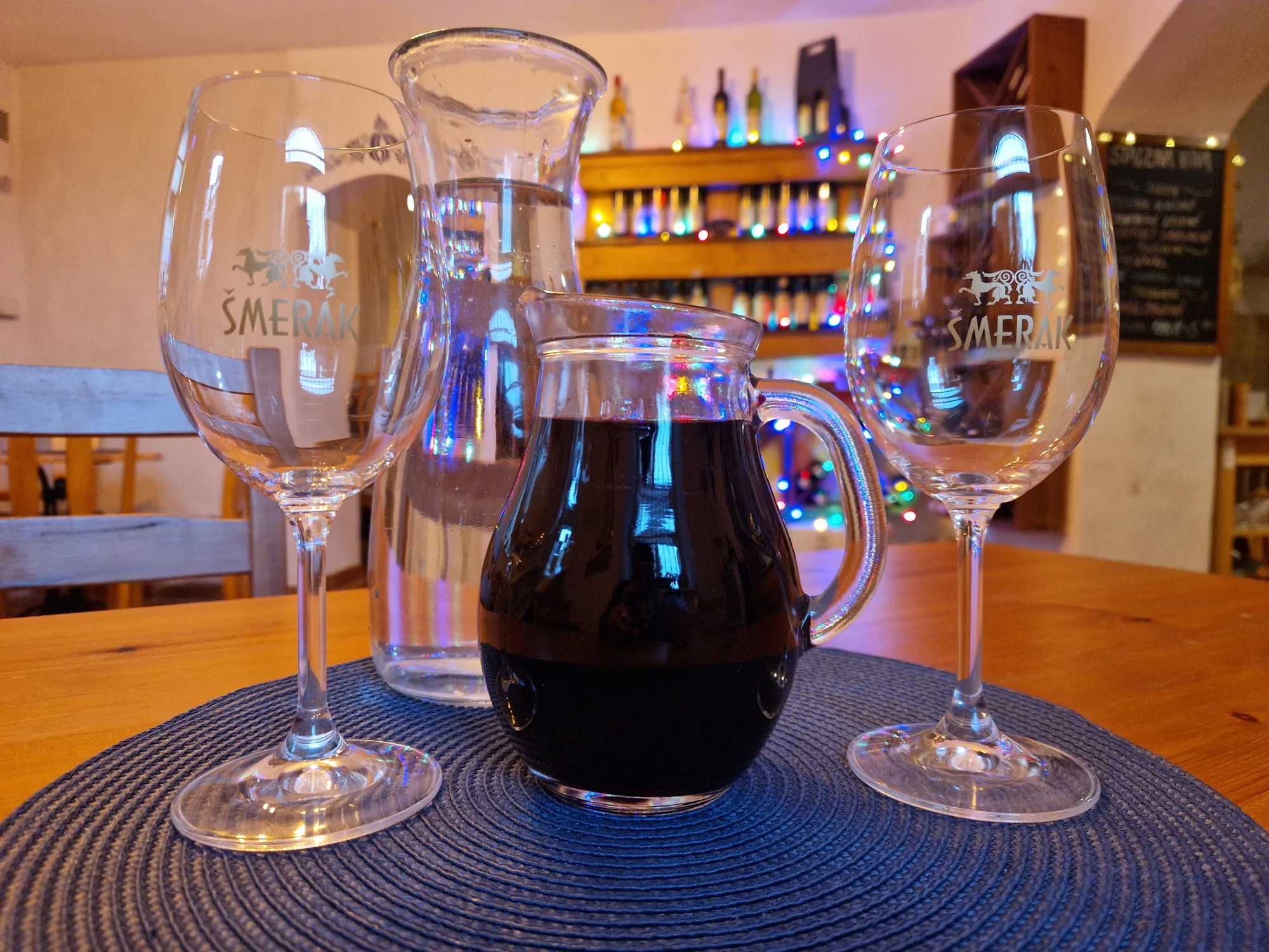 Posezení ve vinárně: 0,5 l vína z rodinného vinařství a degustační sýrovo-salámový talíř