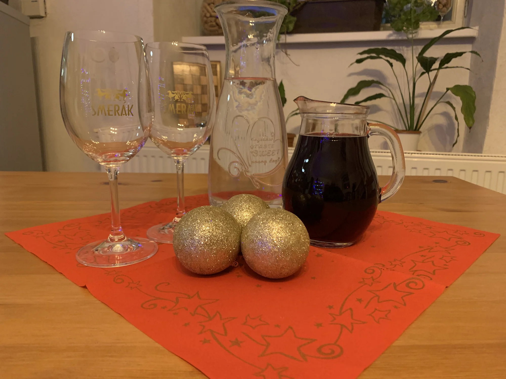 Posezení ve vinárně: 0,5 l vína z rodinného vinařství a degustační sýrovo-salámový talíř