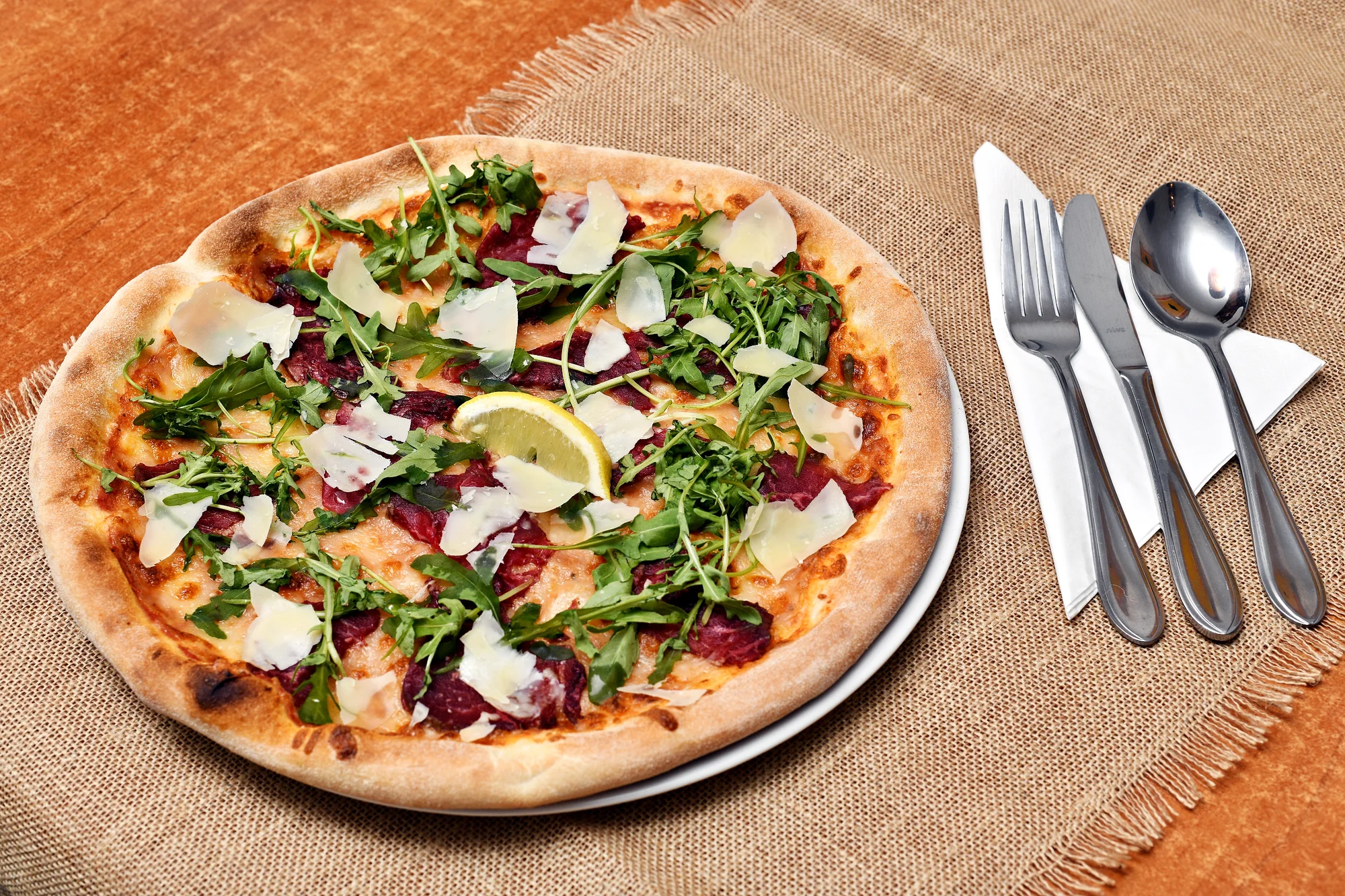 Pizza dle výběru v Nuslích pro 1–2 osoby: salami, quattro formaggi i carpaccio