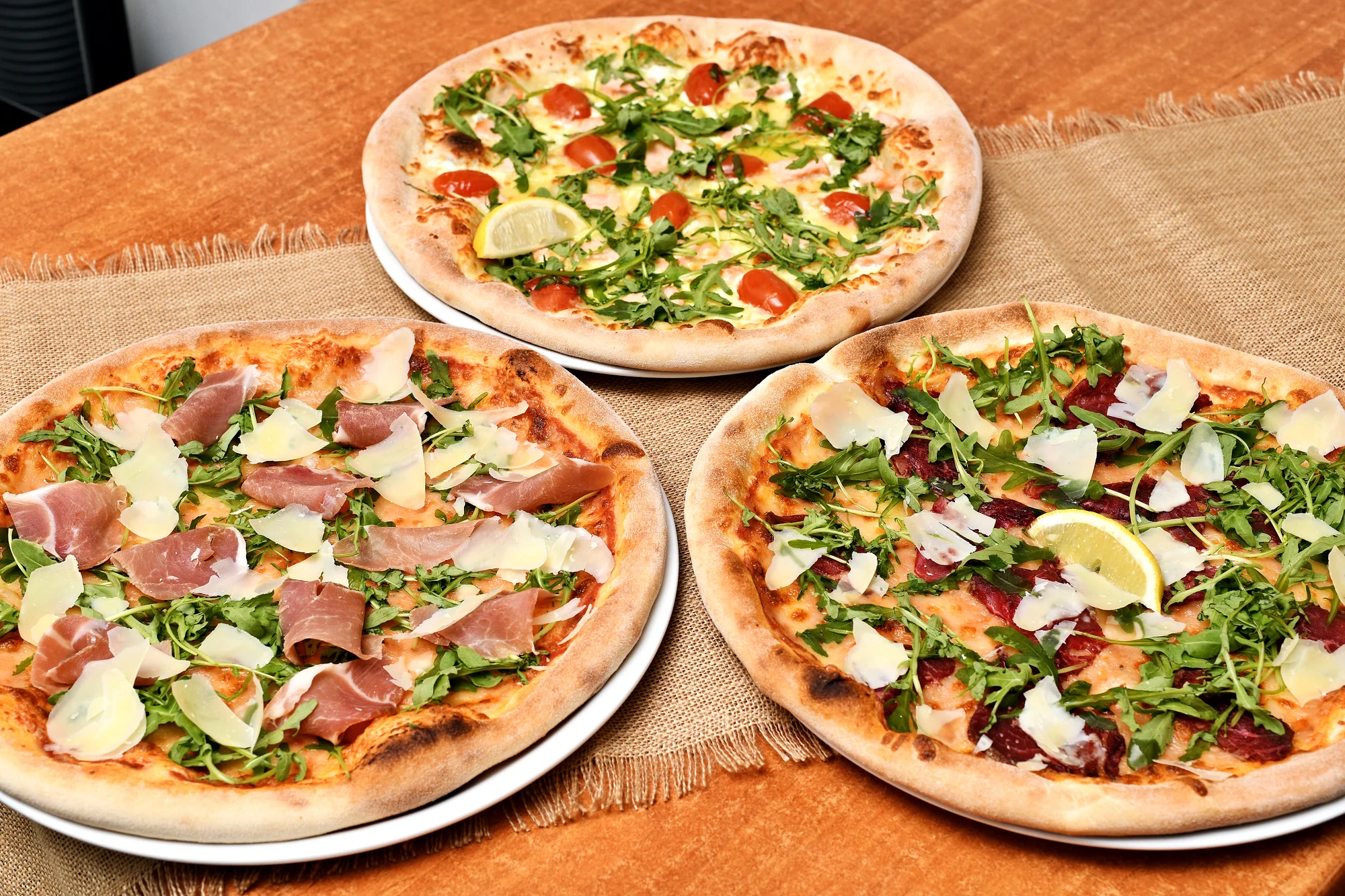 Pizza dle výběru v Nuslích pro 1–2 osoby: salami, quattro formaggi i carpaccio