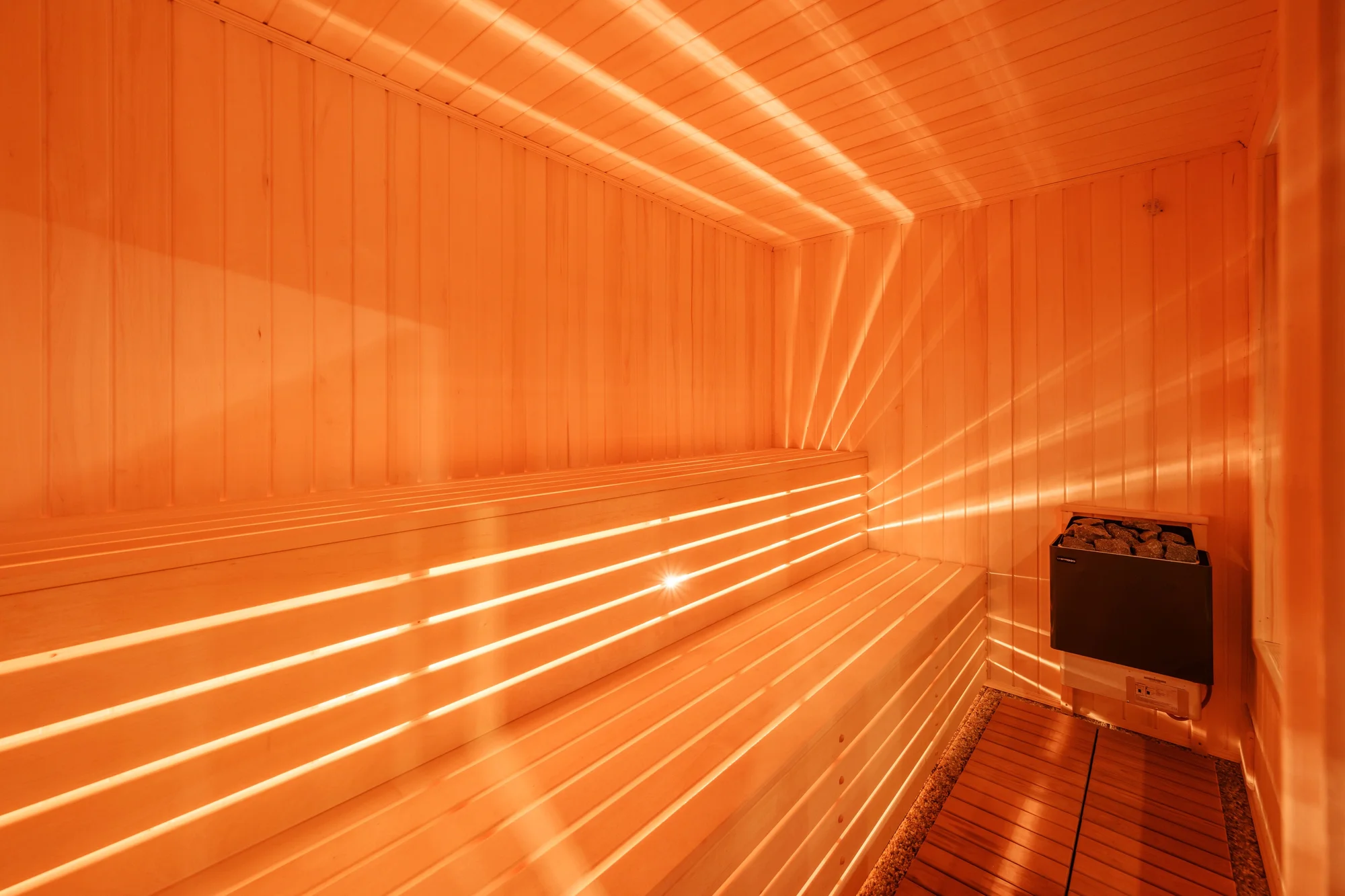 Noc ve wellness: podsvícená vířivka, finská sauna, občerstvení i snídaně