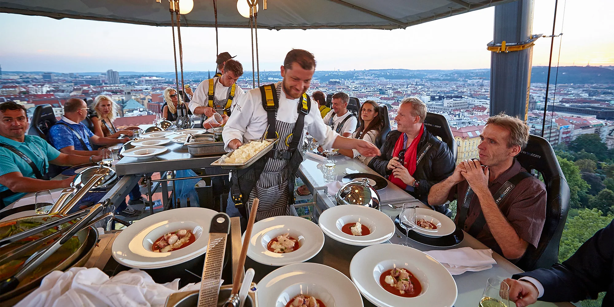 Premium Lunch nebo Dinner in the Sky: menu se 3 nebo 4 chody podávané v oblacích