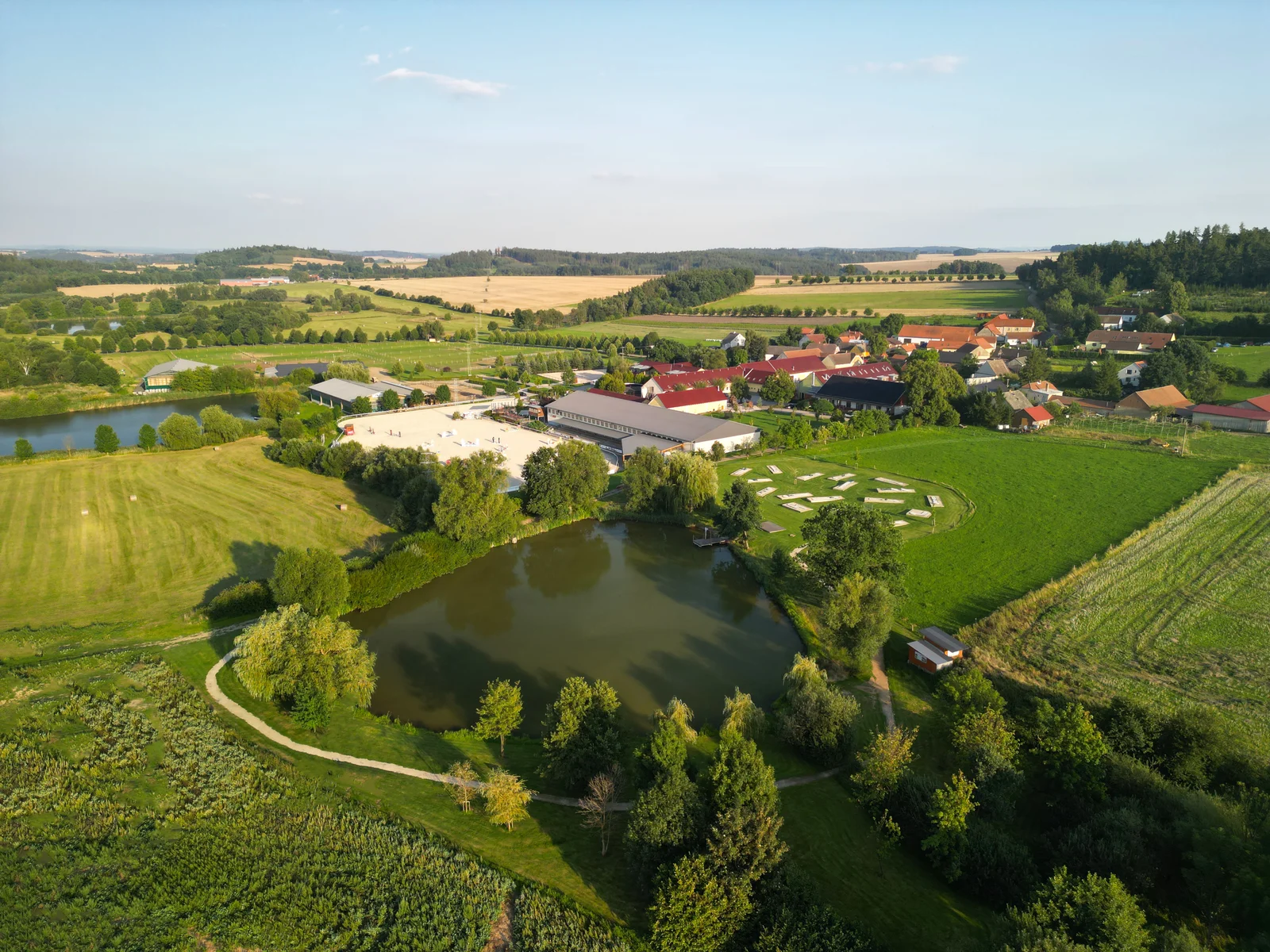 Pobyt v resortu s jízdárnou a rybníky: neomezený wellness, snídaně i sleva na jezdecké lekce