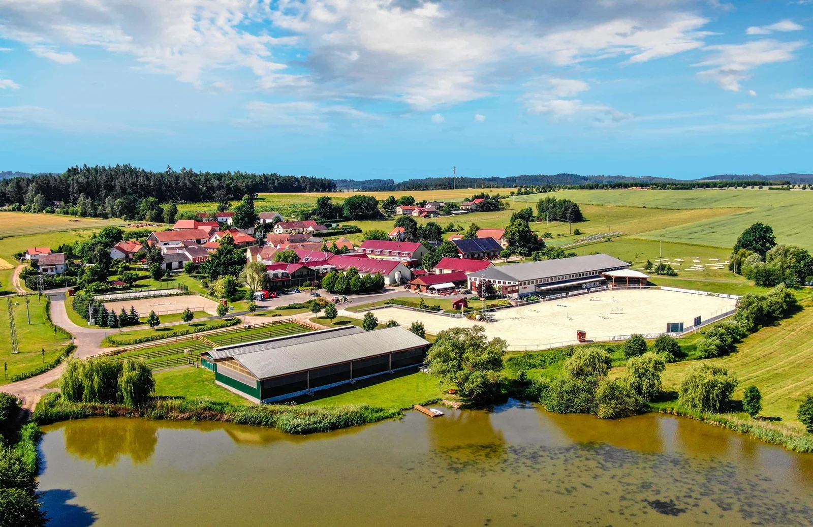 Pobyt v resortu s jízdárnou a rybníky: neomezený wellness, snídaně i sleva na jezdecké lekce