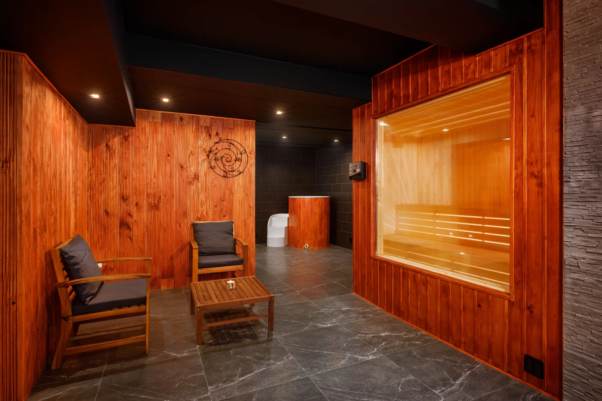 Noc ve wellness: podsvícená vířivka, finská sauna, občerstvení i snídaně