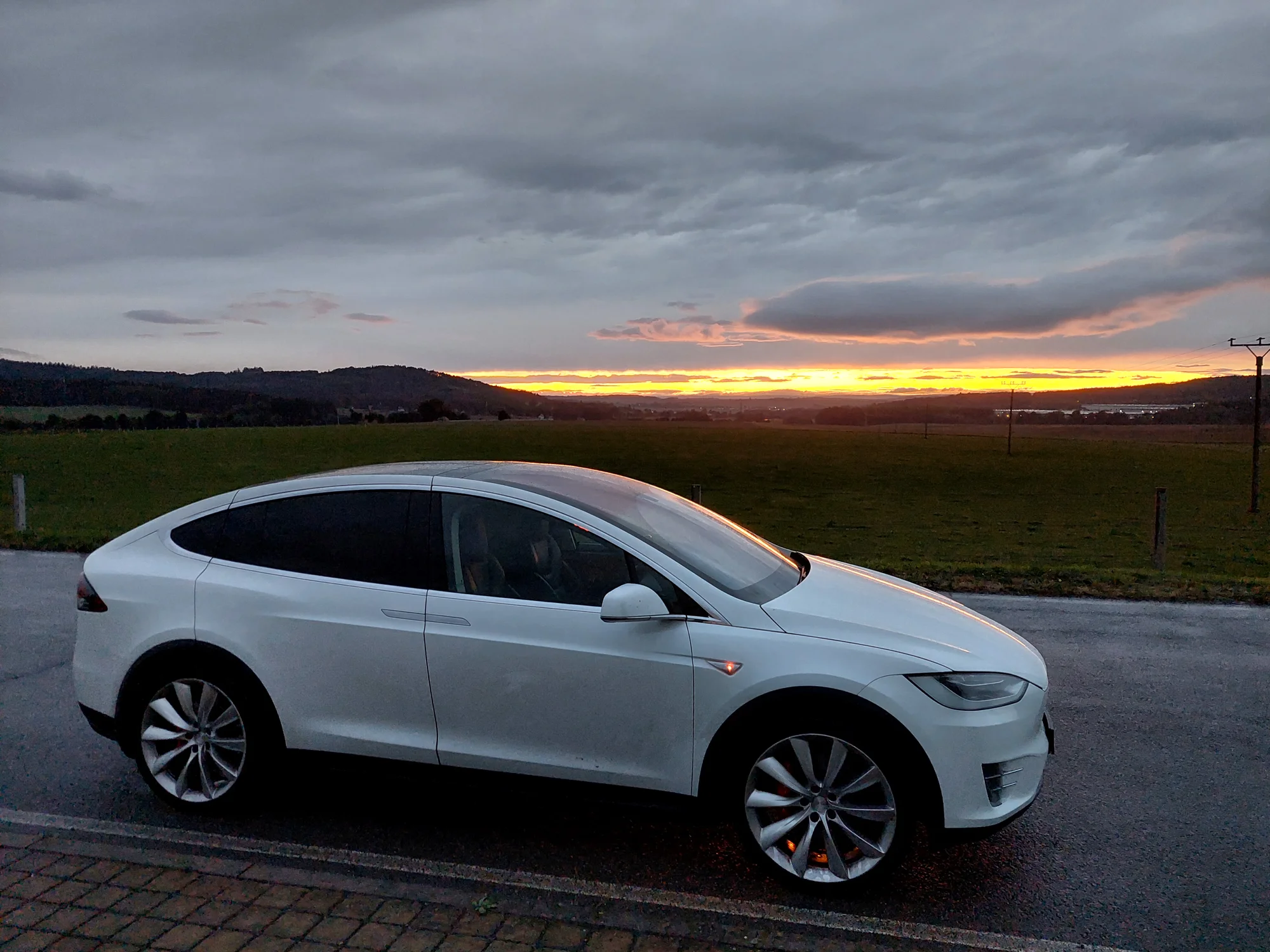 Tesla Model X P90D: 20 min. spolujízdy nebo až 1 hod. řízení