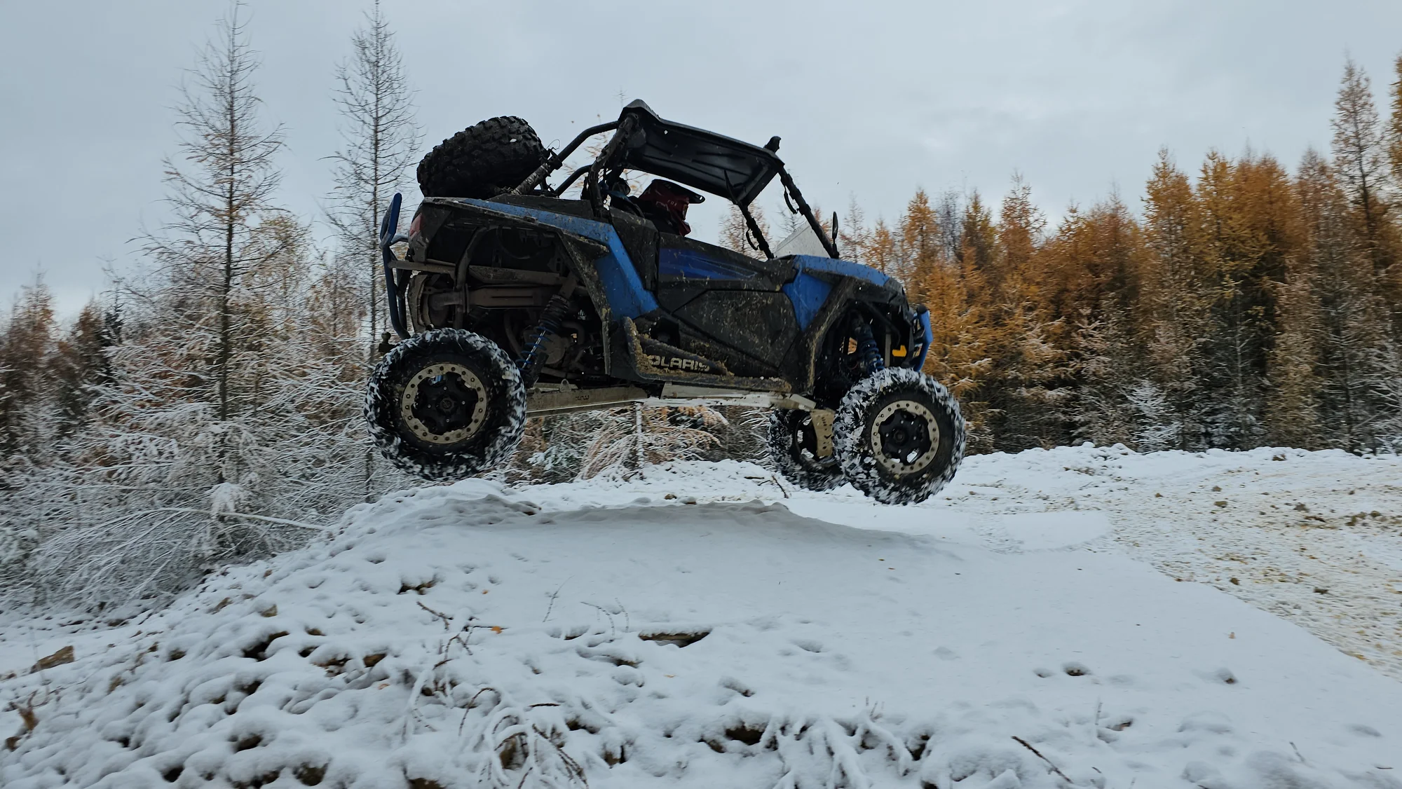 Jízda na přírodním okruhu: 15–60 min. řízení terénní buggy či spolujízdy v dakarské