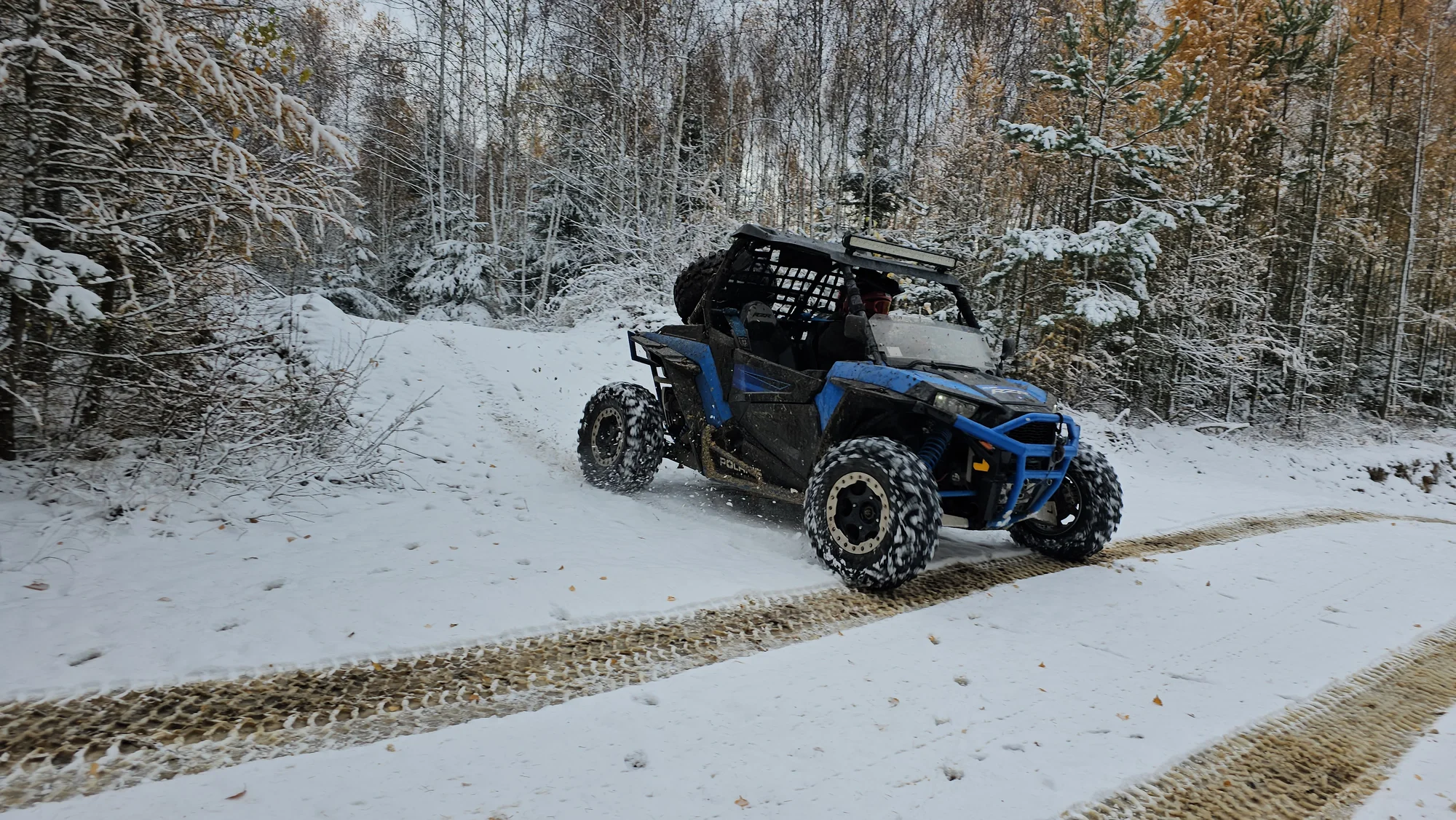 Jízda na přírodním okruhu: 15–60 min. řízení terénní buggy či spolujízdy v dakarské