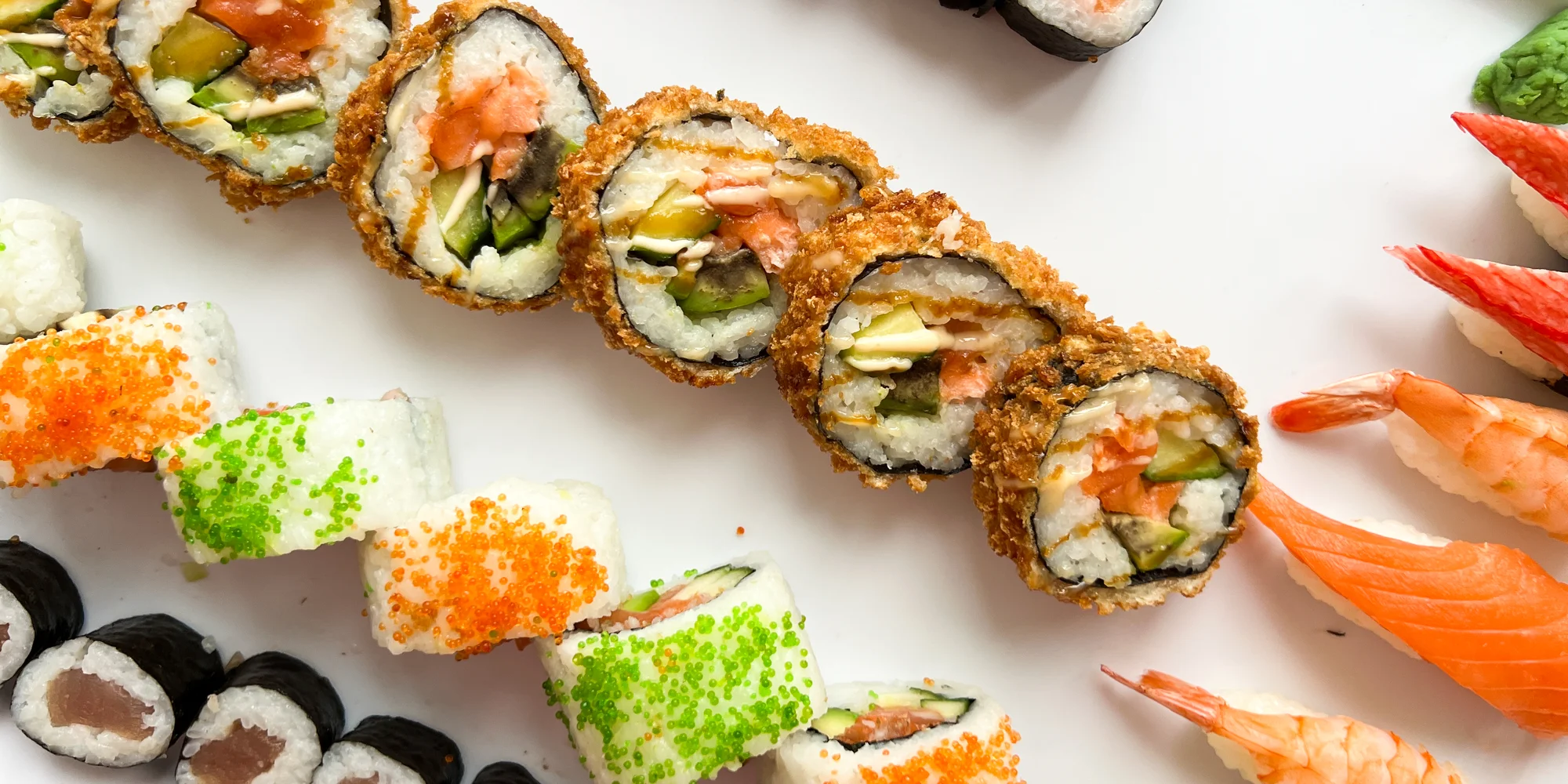 Pestrobarevné sushi sety s 35–66 ks: maki, nigiri i tempura s lososem