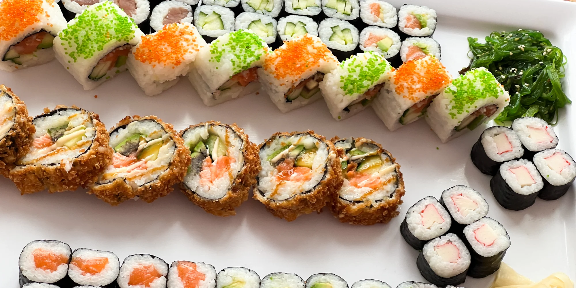 Pestrobarevné sushi sety s 35–66 ks: maki, nigiri i tempura s lososem