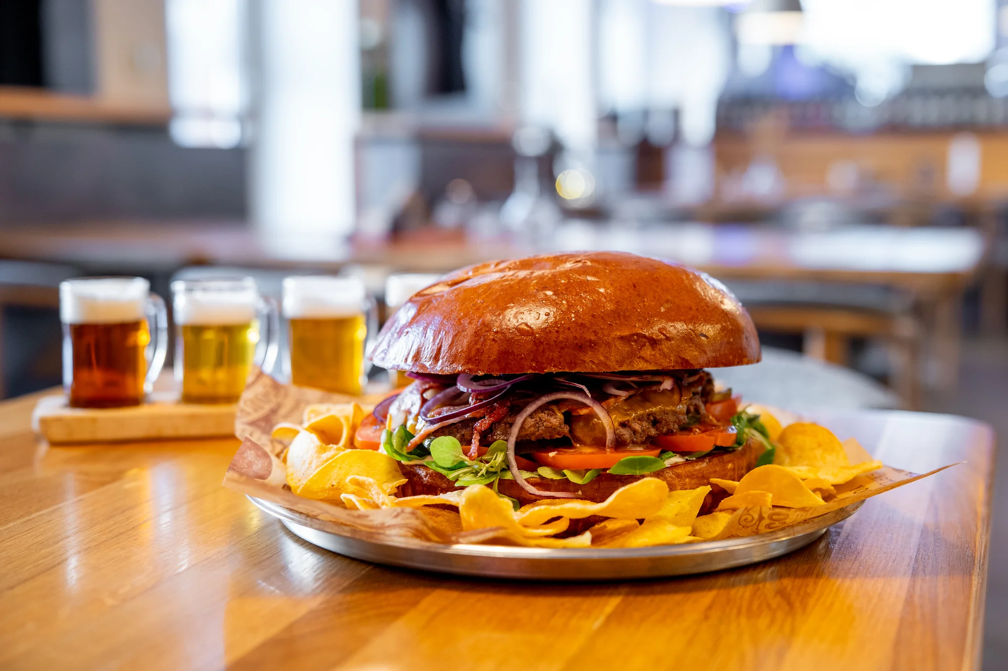 Aero menu: telecí či kuřecí burger nebo kilový mega burger s pivním setem a sorbety