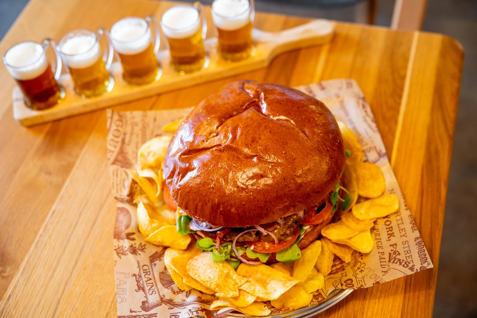 Aero menu: telecí či kuřecí burger nebo kilový mega burger s pivním setem a sorbety