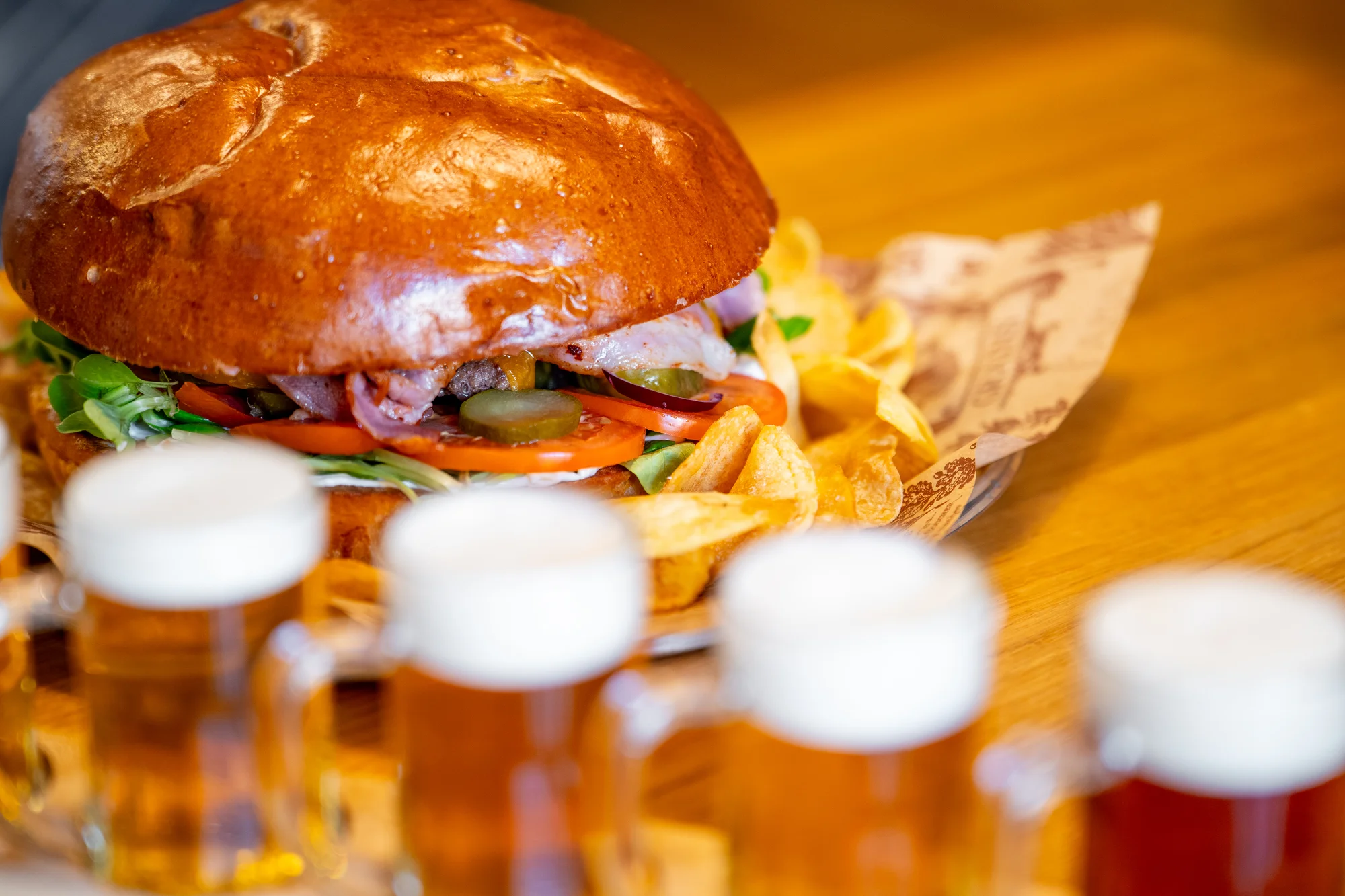 Aero menu: telecí či kuřecí burger nebo kilový mega burger s pivním setem a sorbety