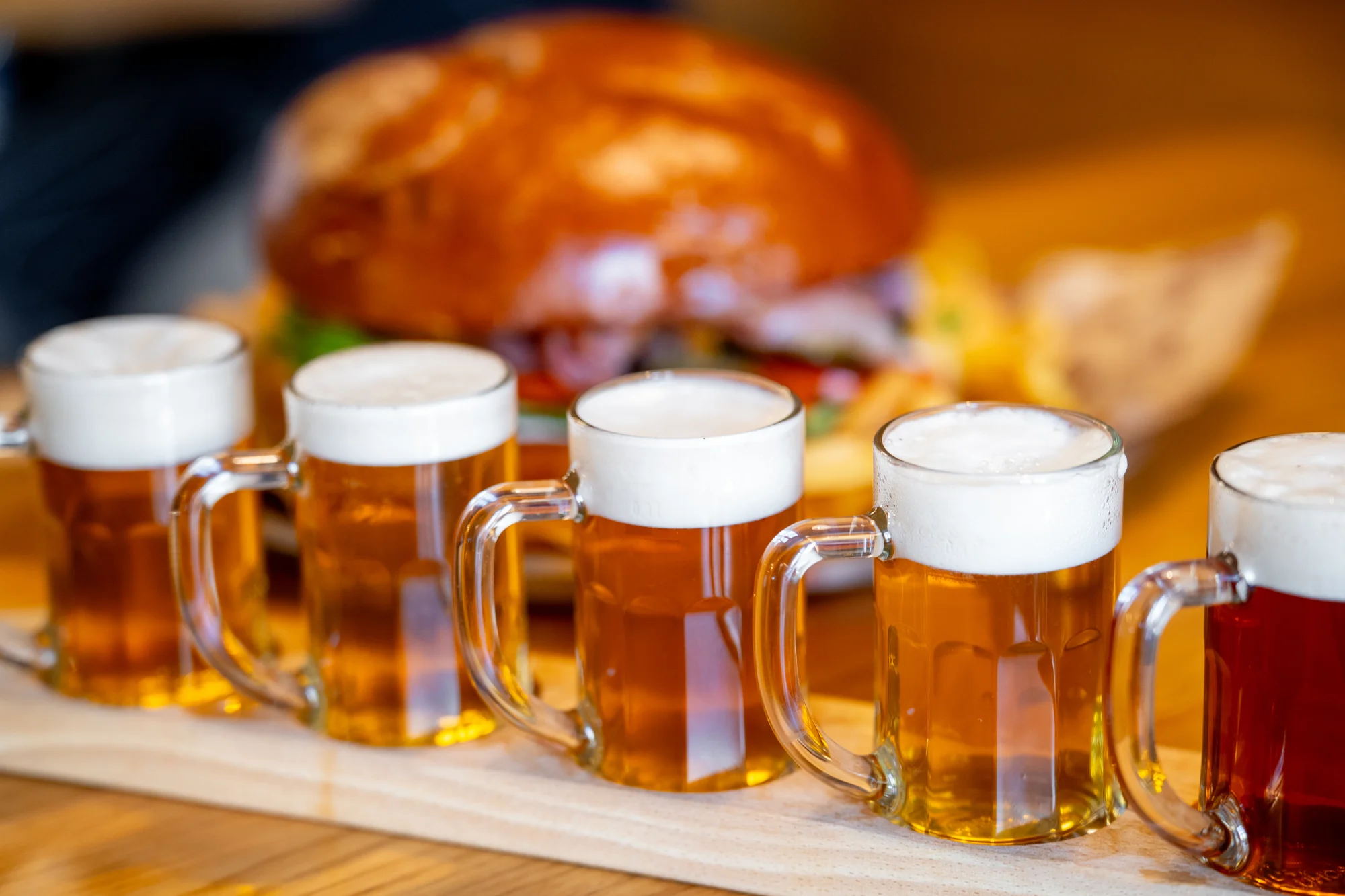 Aero menu: telecí či kuřecí burger nebo kilový mega burger s pivním setem a sorbety