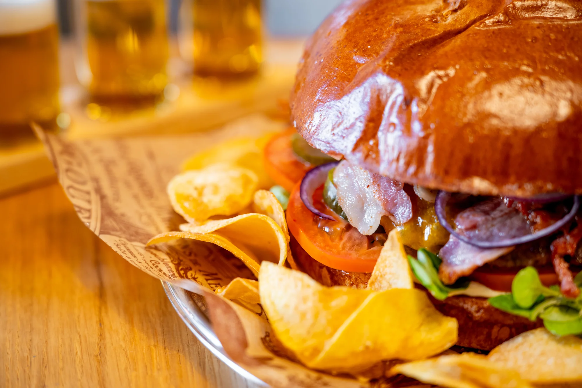 Aero menu: telecí či kuřecí burger nebo kilový mega burger s pivním setem a sorbety