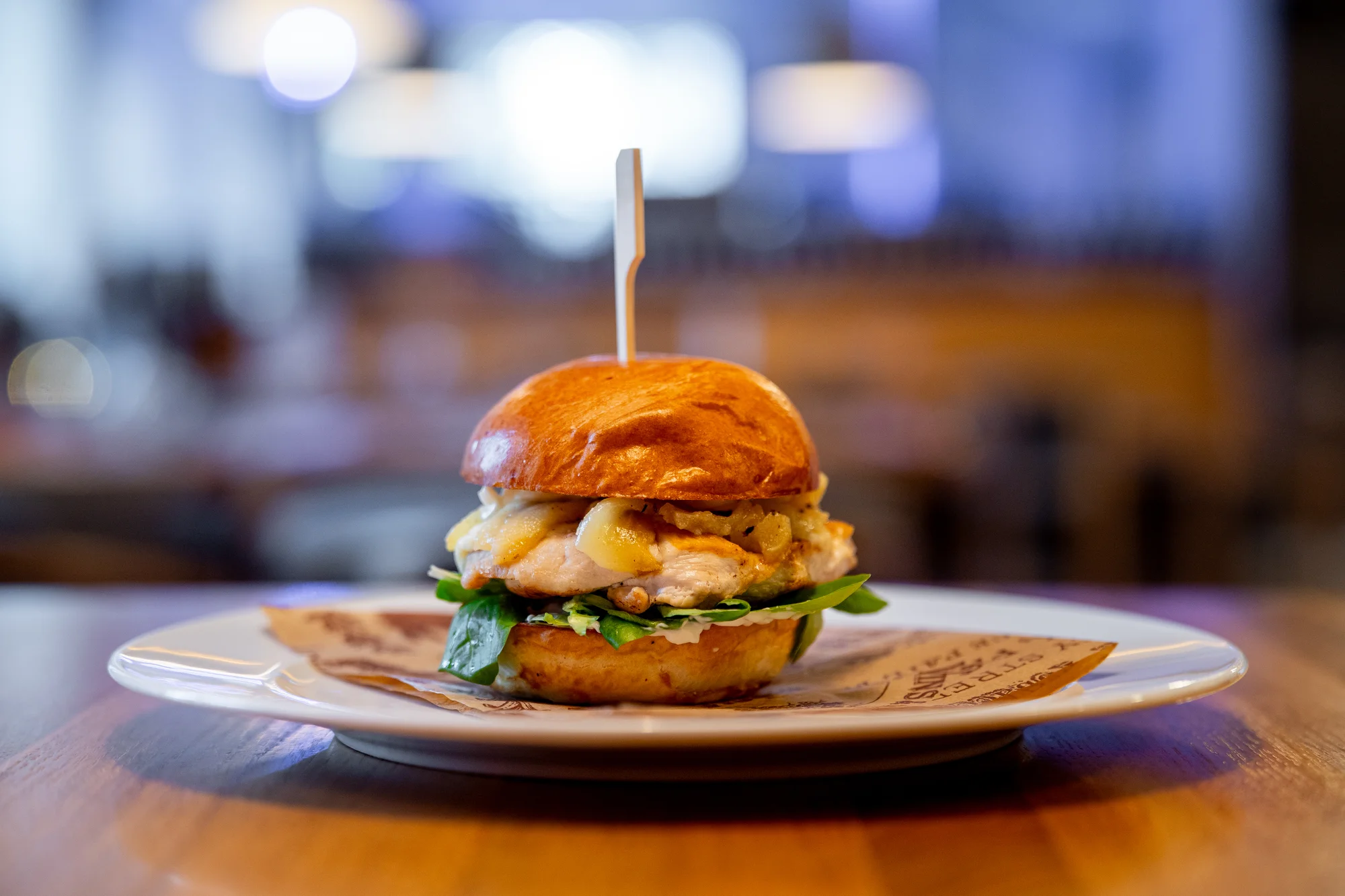 Aero menu: telecí či kuřecí burger nebo kilový mega burger s pivním setem a sorbety