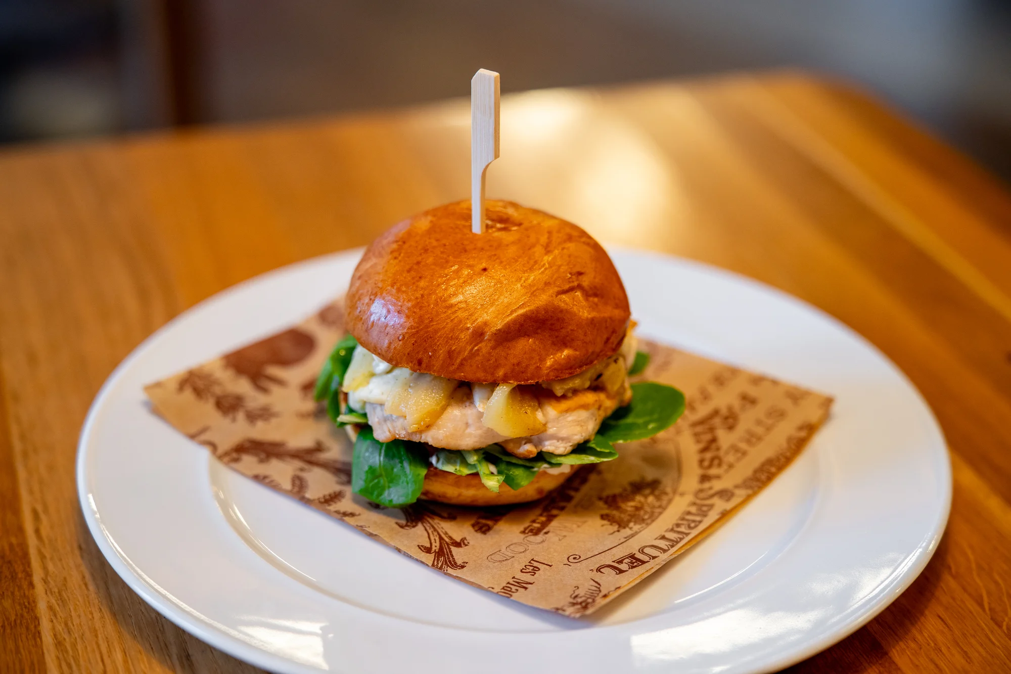 Aero menu: telecí či kuřecí burger nebo kilový mega burger s pivním setem a sorbety