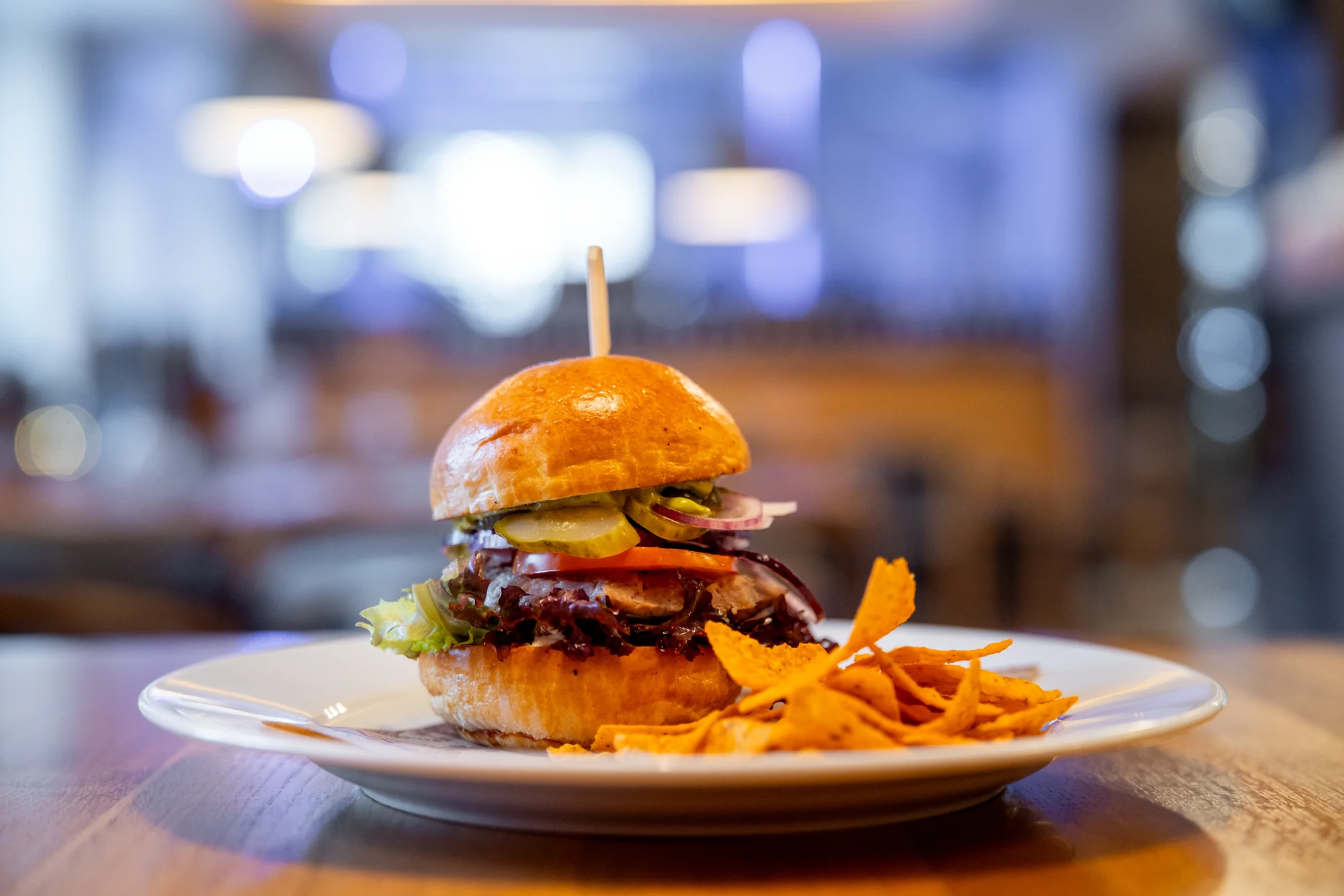 Aero menu: telecí či kuřecí burger nebo kilový mega burger s pivním setem a sorbety