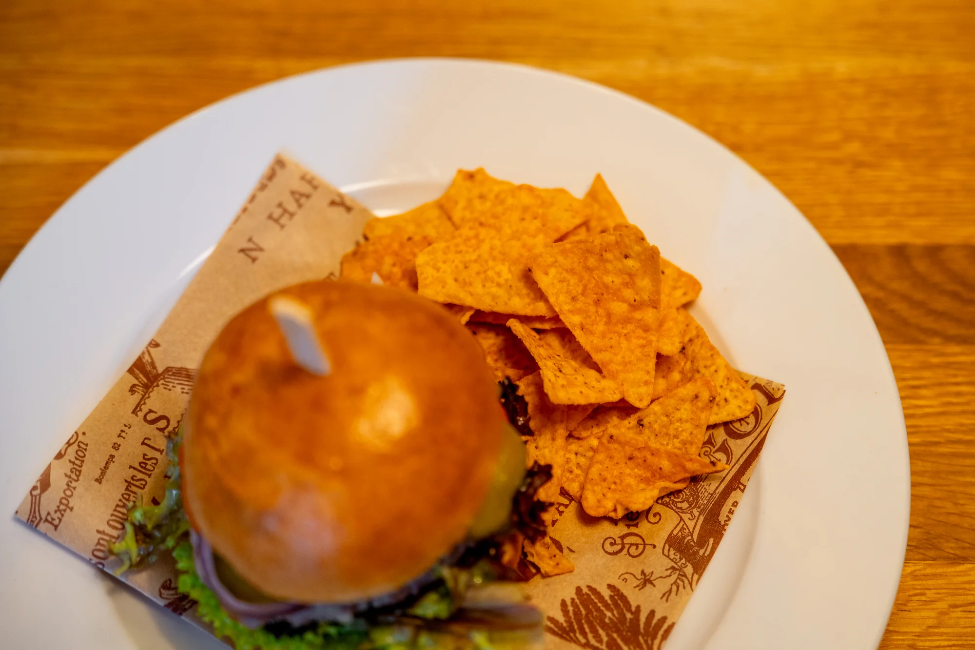 Aero menu: telecí či kuřecí burger nebo kilový mega burger s pivním setem a sorbety