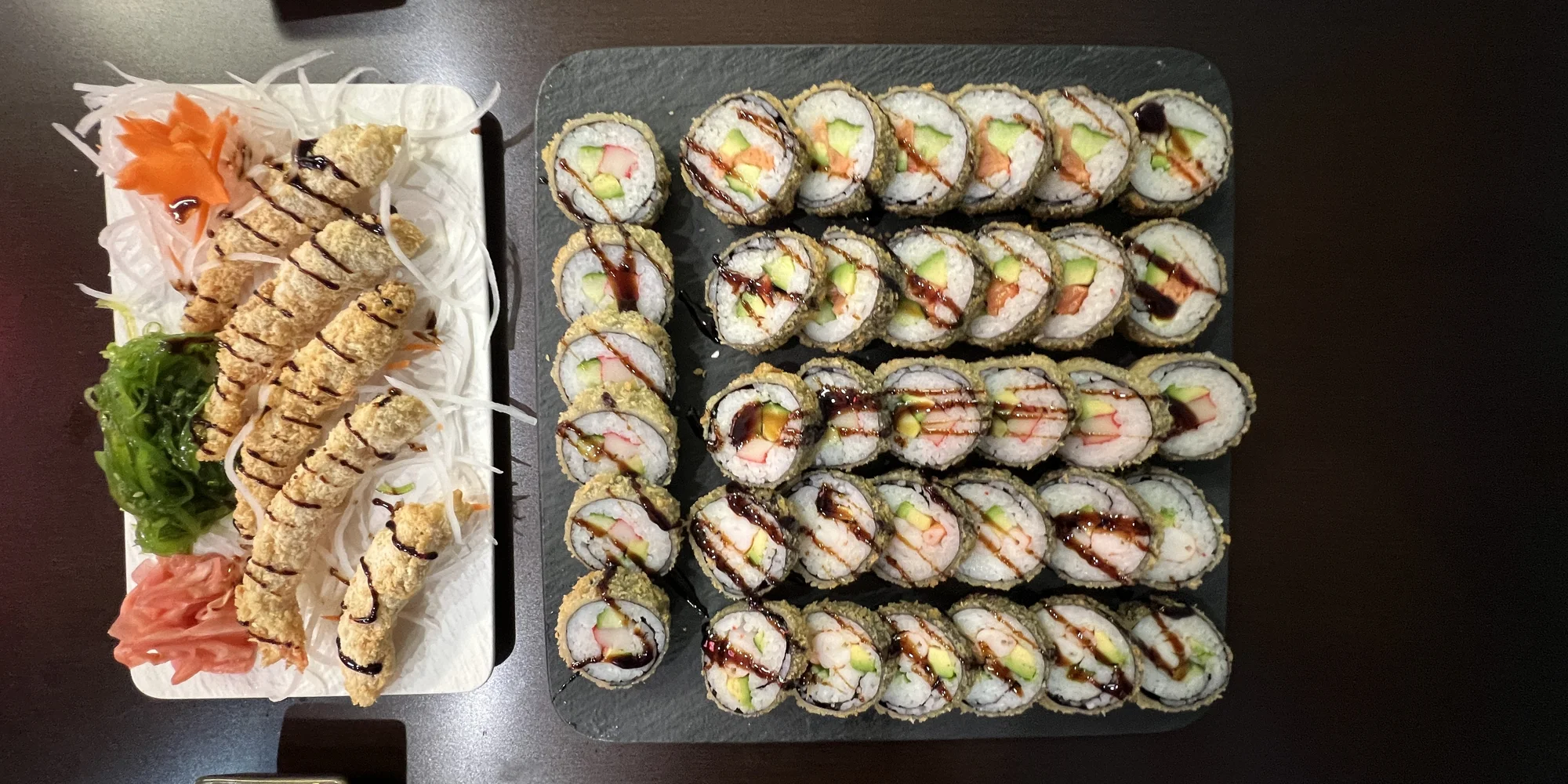 Sushi sety s lososem, avokádem i krabem či okurkou: 30–42 ks maki, nigiri a tempura