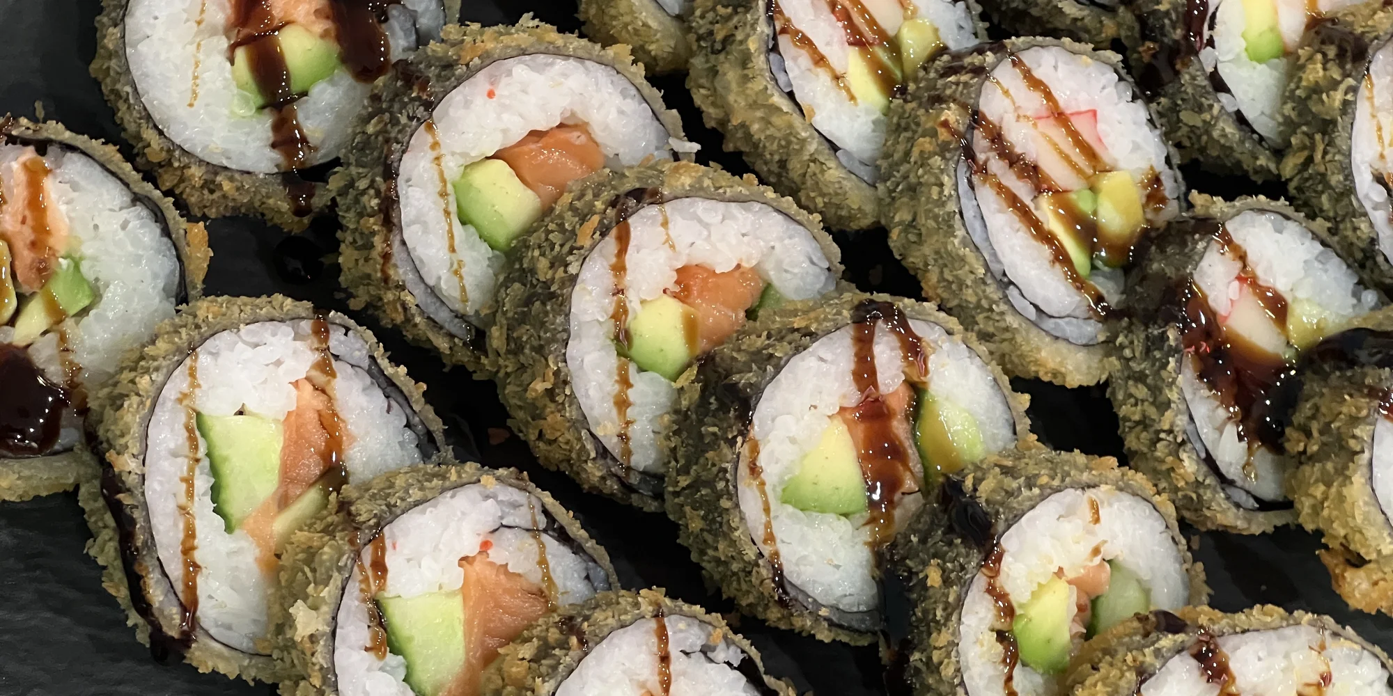 Sushi sety s lososem, avokádem i krabem či okurkou: 30–42 ks maki, nigiri a tempura