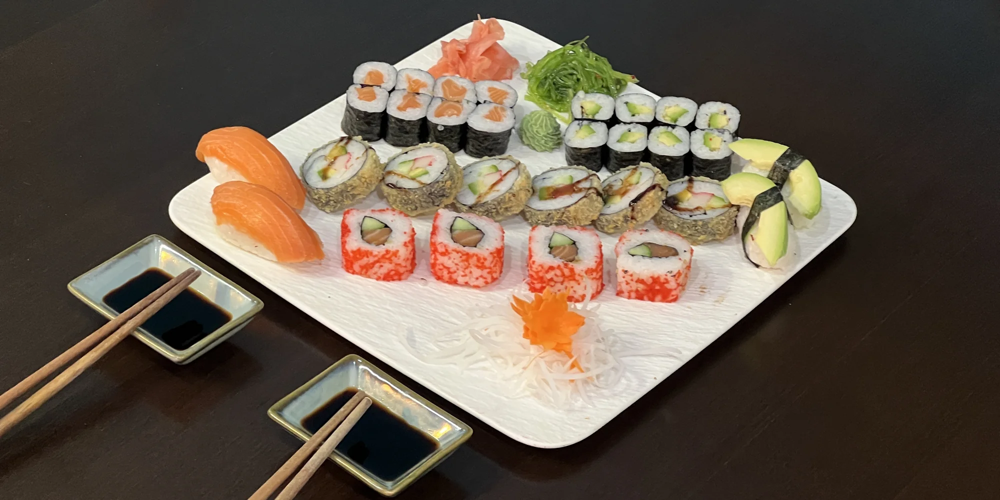 Sushi sety s lososem, avokádem i krabem či okurkou: 30–42 ks maki, nigiri a tempura