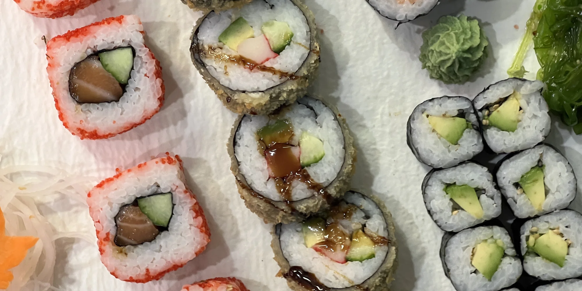 Sushi sety s lososem, avokádem i krabem či okurkou: 30–42 ks maki, nigiri a tempura