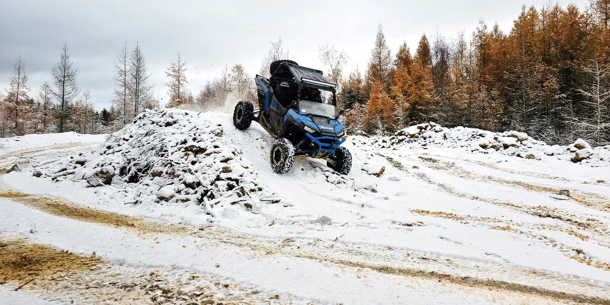 Jízda na přírodním okruhu: 15–60 min. řízení terénní buggy či spolujízdy v dakarské